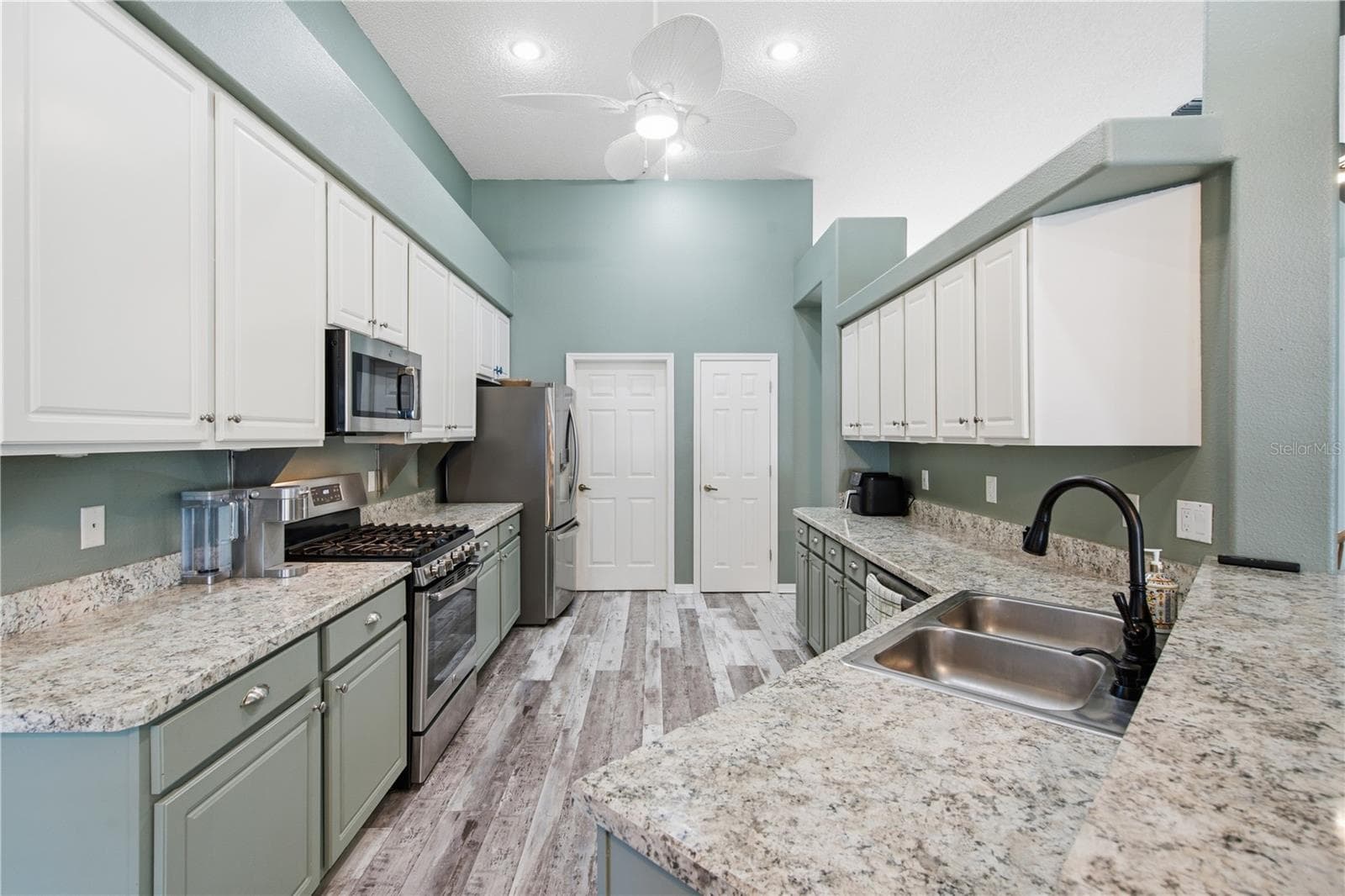 Look! Gas stove! :) - 1187 BLACKRUSH DR, TARPON SPRINGS