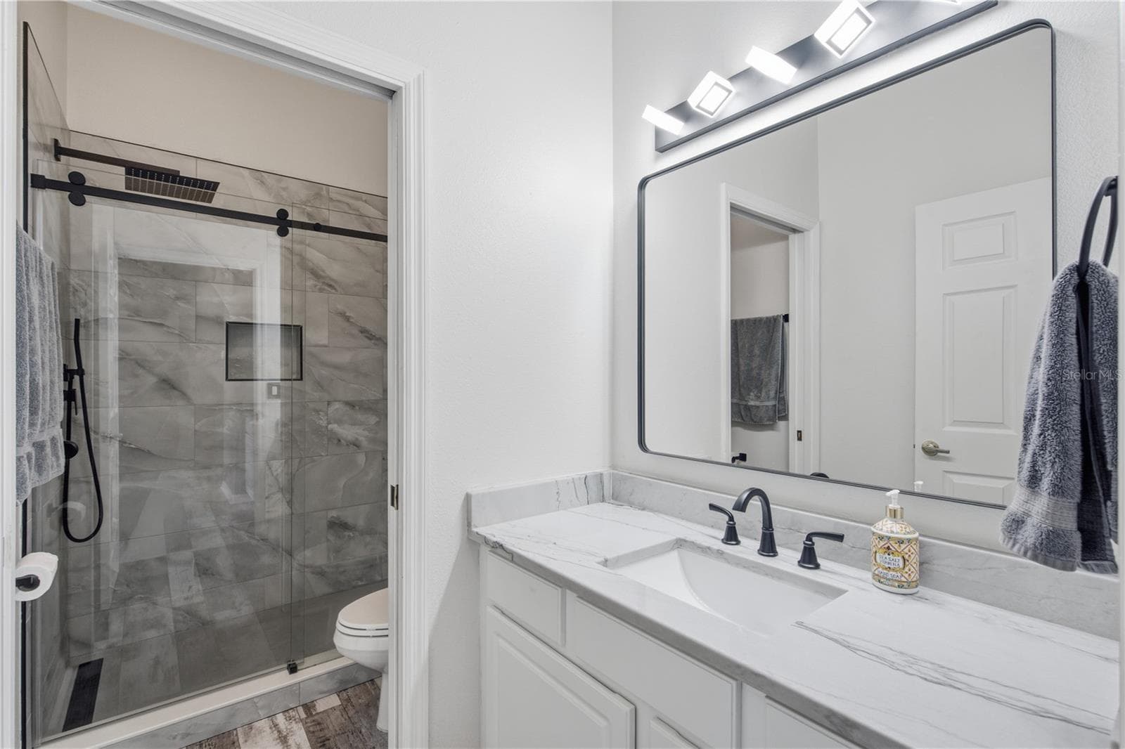 hallway bathroom - 1187 BLACKRUSH DR, TARPON SPRINGS