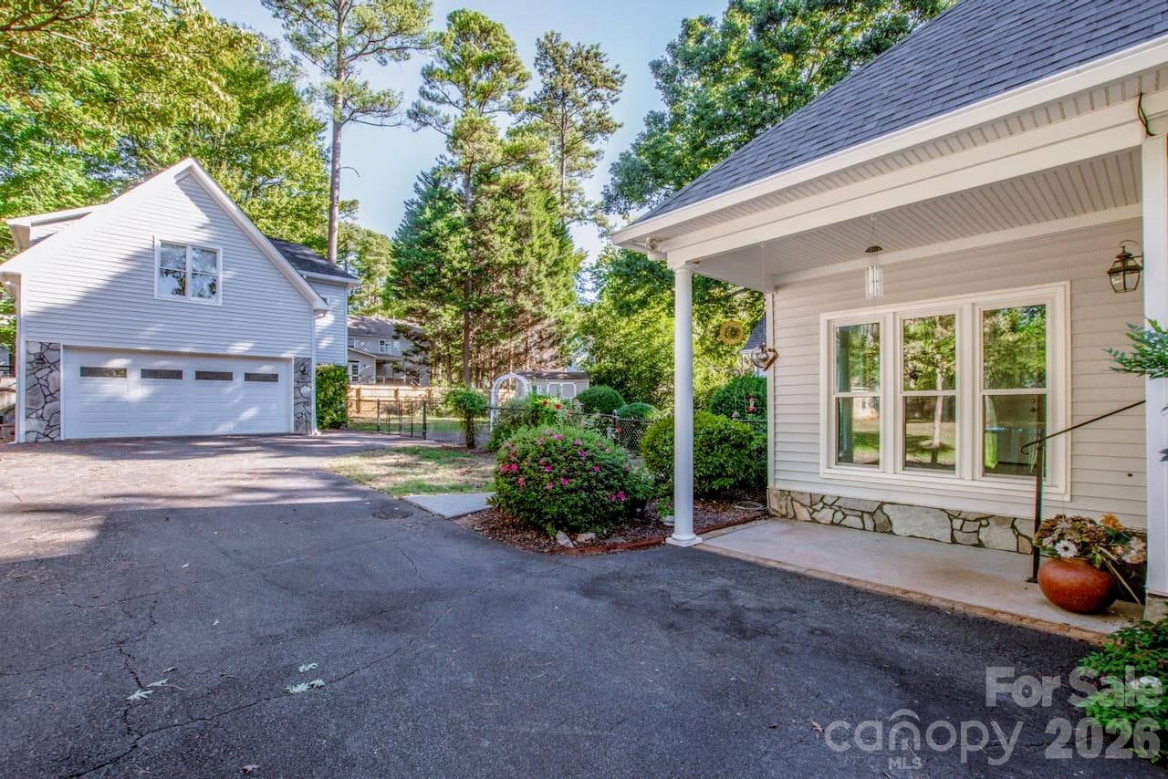 Single Family Residence at 351 Catalina Drive, Mooresville, photo 5 of 42