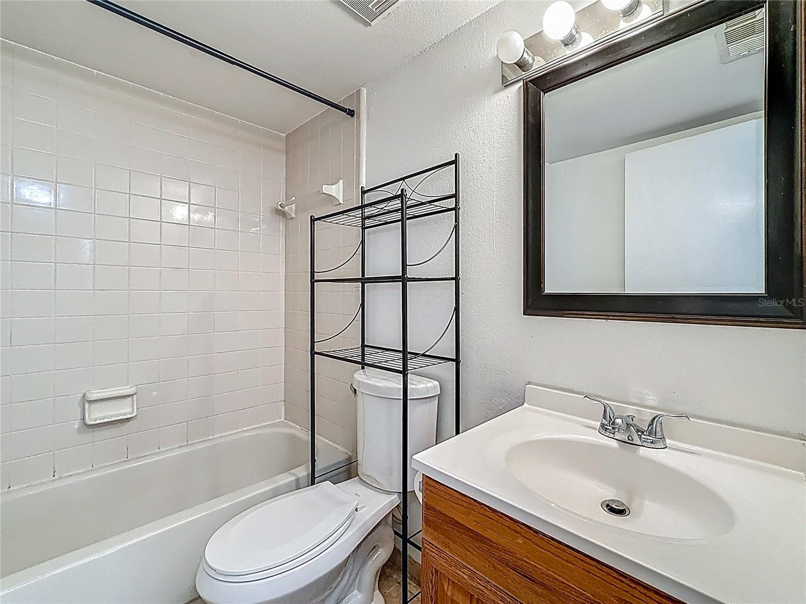 Second Bathroom - 4022 TUMBLE WOOD TRL #101, TAMPA