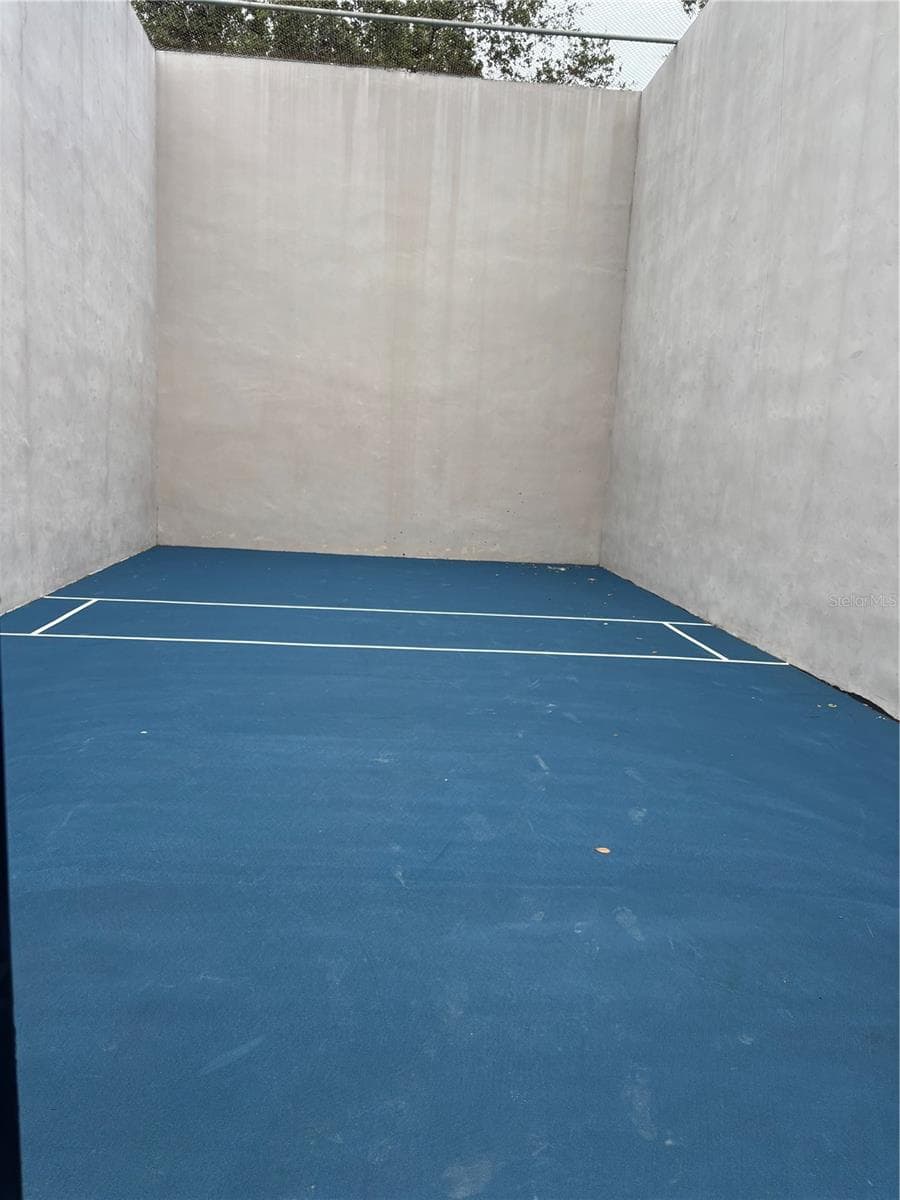 Racquetball / Pickleball court - 4022 TUMBLE WOOD TRL #101, TAMPA