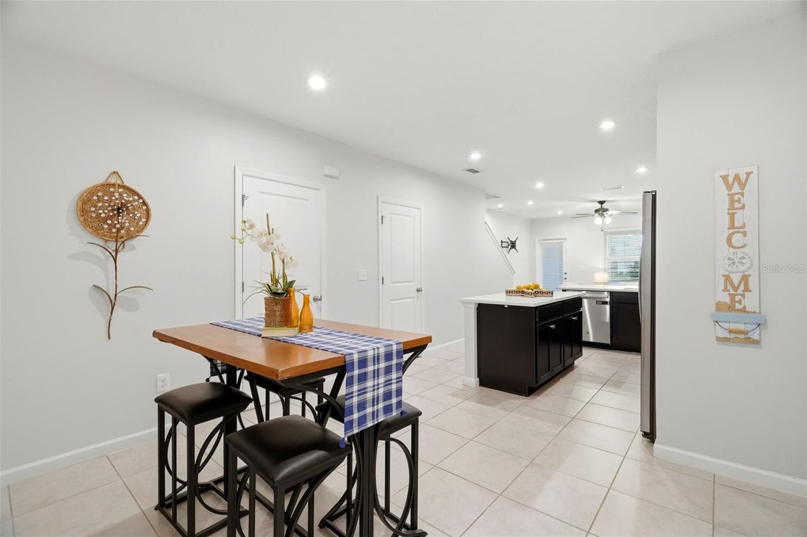 Small foyer leads into dining area - 4167 HARBOUR PALM DR, HOLIDAY