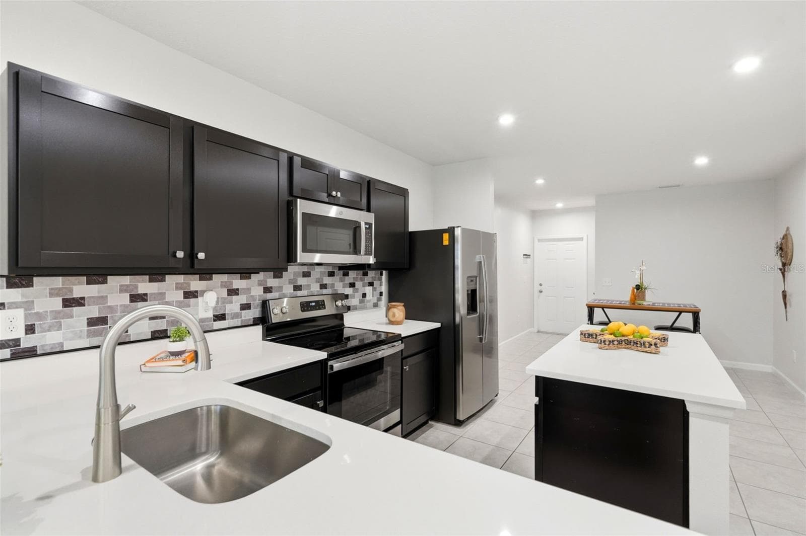 Touchless faucet & under counter farmhouse sink - 4167 HARBOUR PALM DR, HOLIDAY