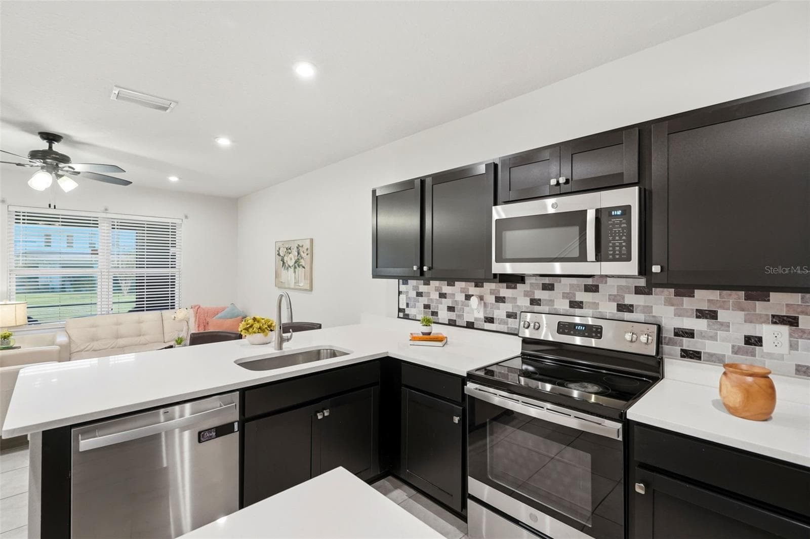Great kitchen flow - 4167 HARBOUR PALM DR, HOLIDAY