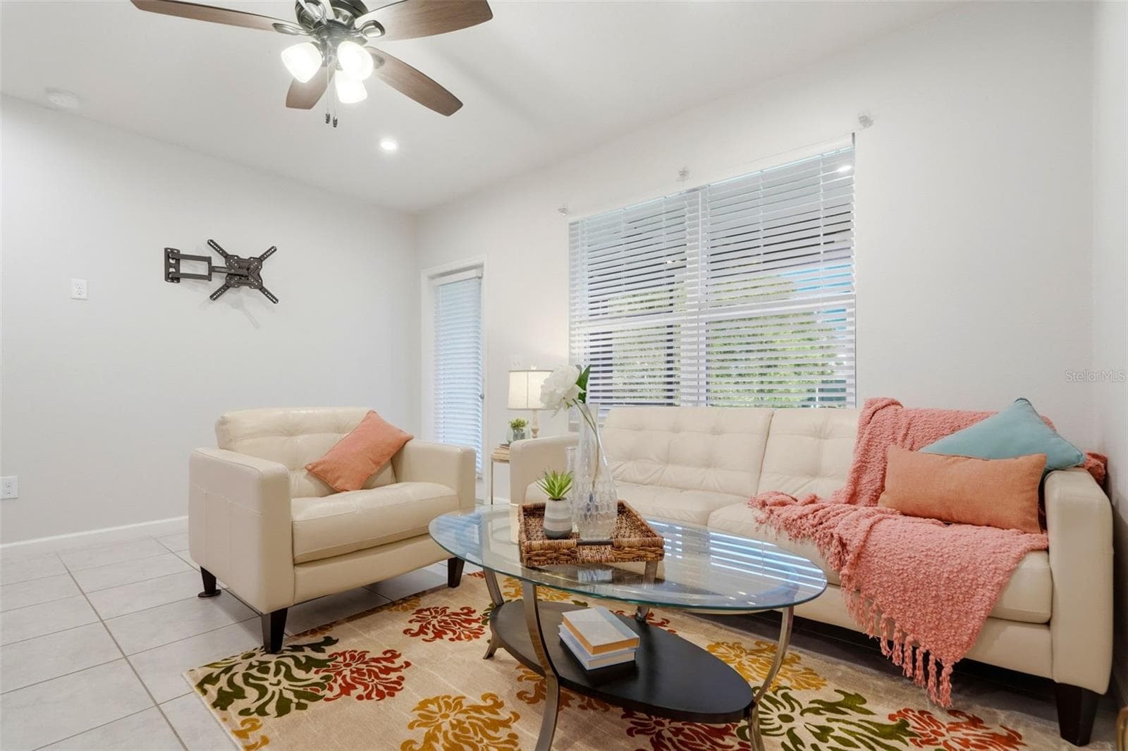 Cozy living room w/ cable inputs on east & west walls - 4167 HARBOUR PALM DR, HOLIDAY