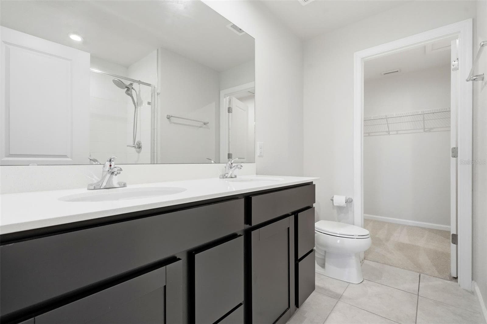 Primary bathroom that leads to primary closet - 4167 HARBOUR PALM DR, HOLIDAY