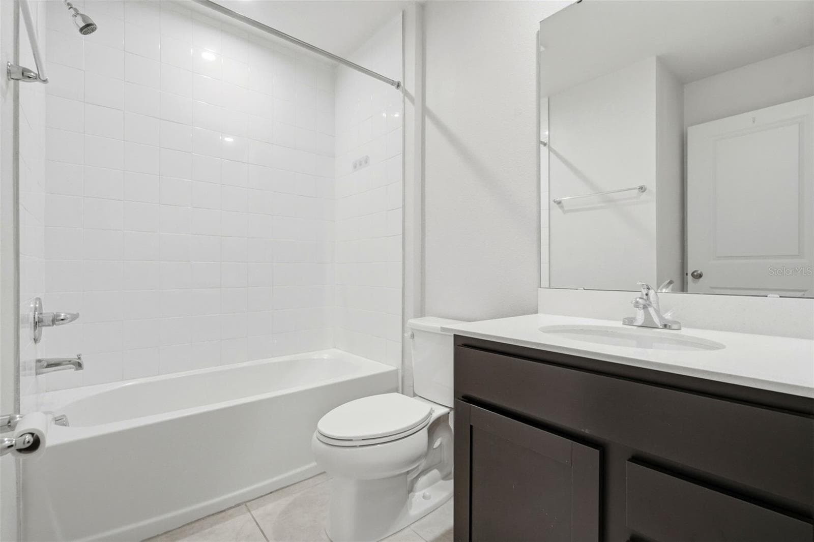 Shared hallway bathroom in btwn 2 & 3 - 4167 HARBOUR PALM DR, HOLIDAY
