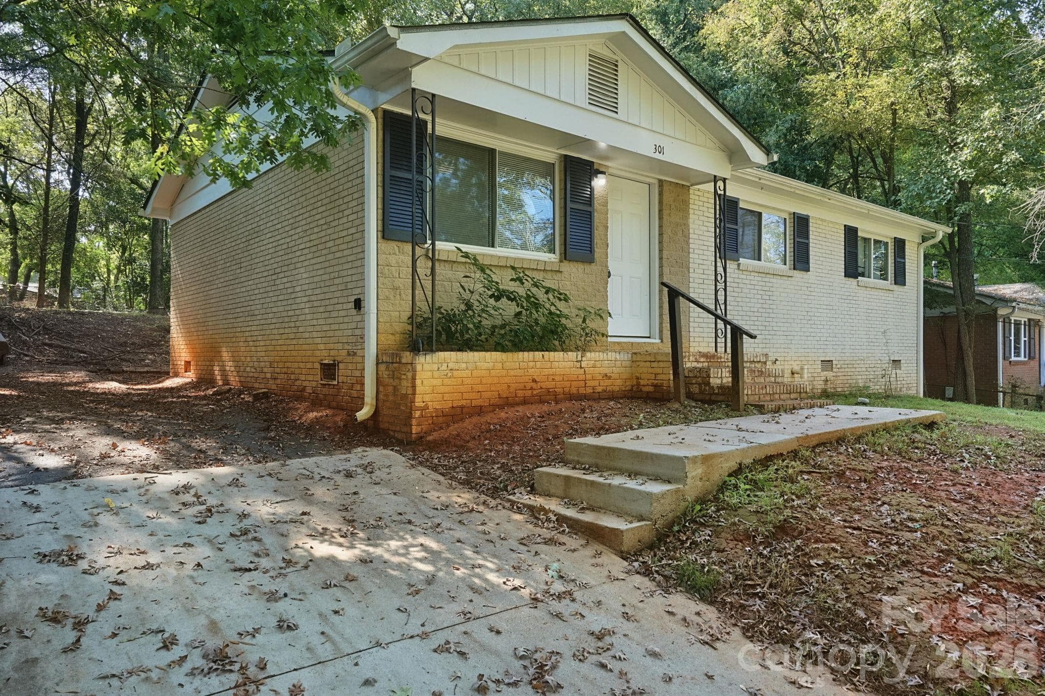 Single Family Residence at 301 Edgegreen Drive, Charlotte, photo 2 of 22