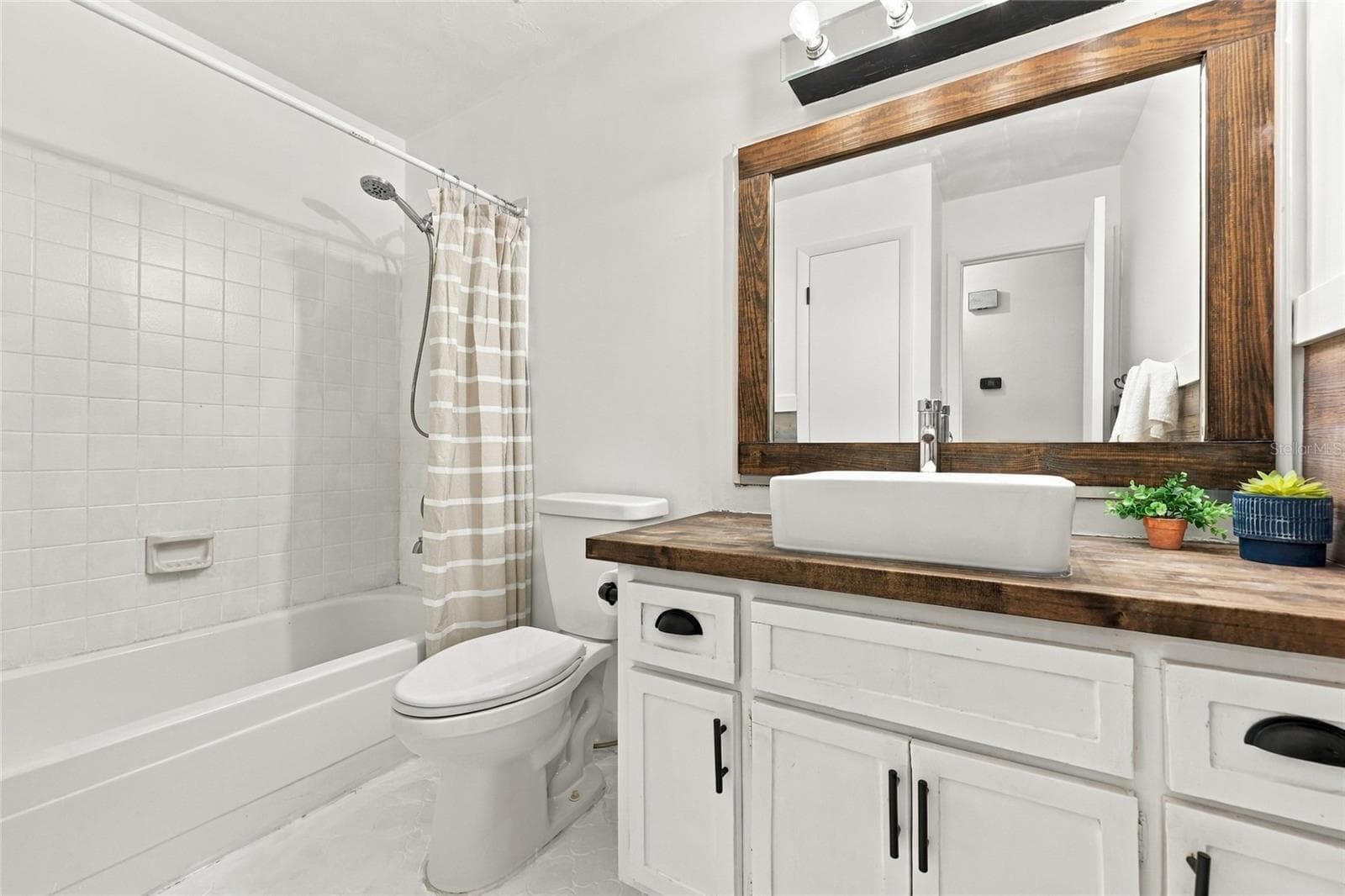 Guest Bathroom - 2832 NW 22ND ST, GAINESVILLE