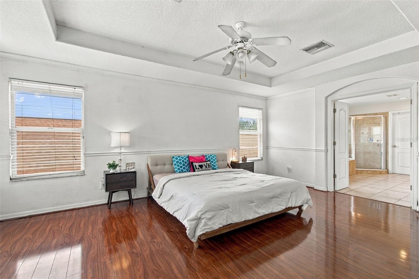 You will love your primary suite with a tray ceiling, chair rails and a flex space. - 19025 FISHERMANS BEND DR, LUTZ