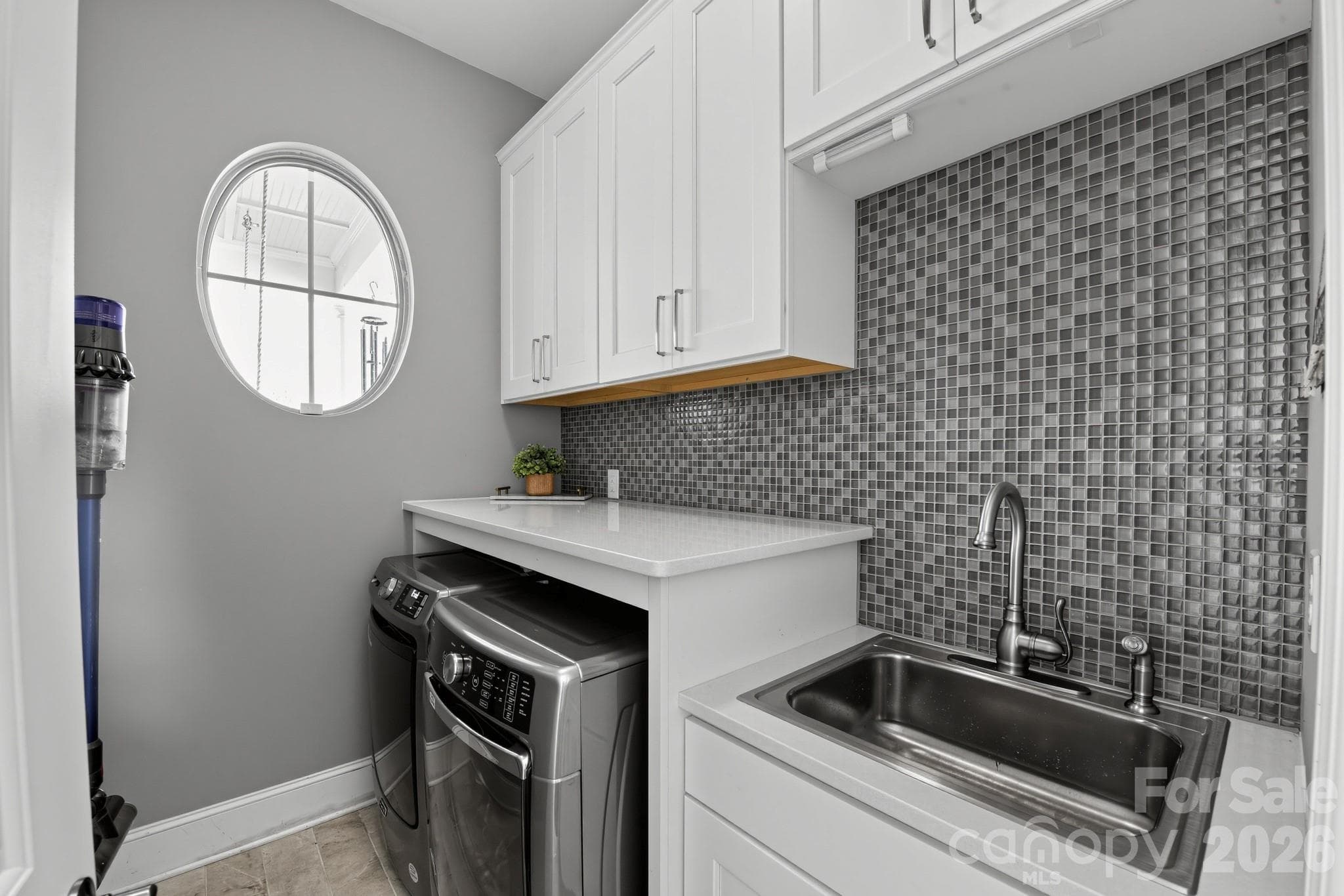 LAUNDRY ROOM CABINETRY, COUNTERTOP BACKSPLASH and UTILITY SINK. - 13013 Jacks Lane, Pineville