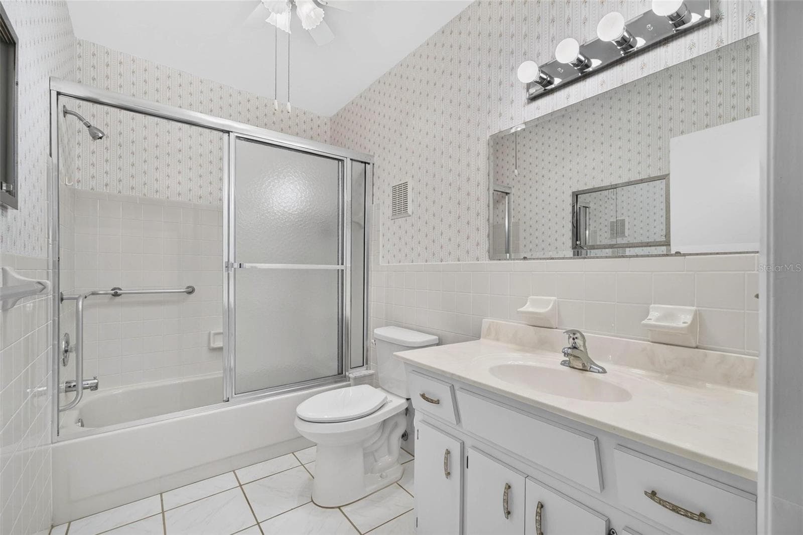 Guest Bathroom - 2221 SWEDISH DR #53, CLEARWATER