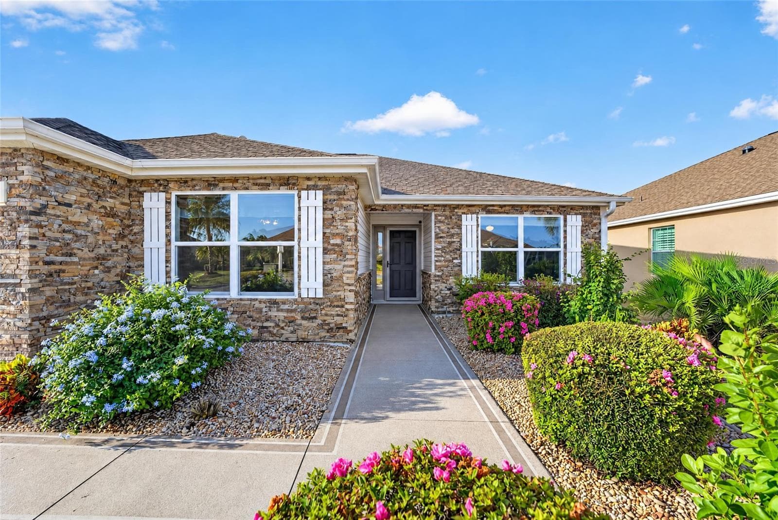 Beautiful custom stone & shutters on home - 3552 WYNGATE PL, THE VILLAGES