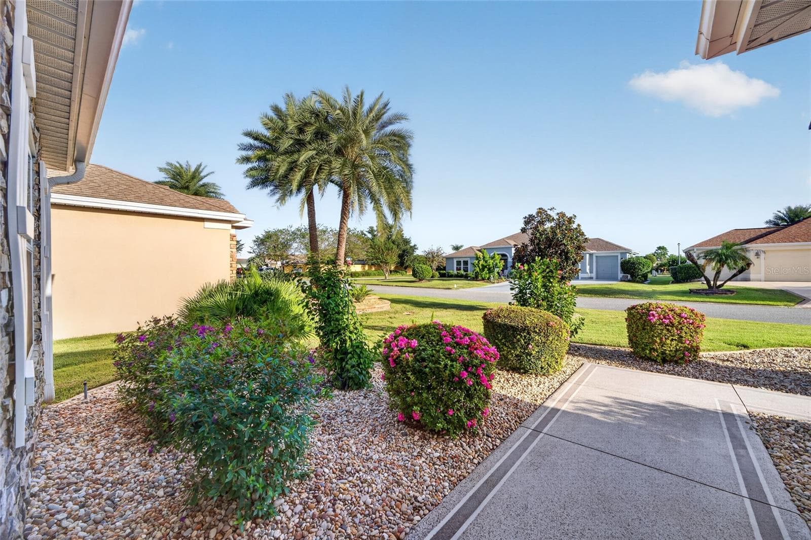 Gorgeous landscaping around the home - 3552 WYNGATE PL, THE VILLAGES