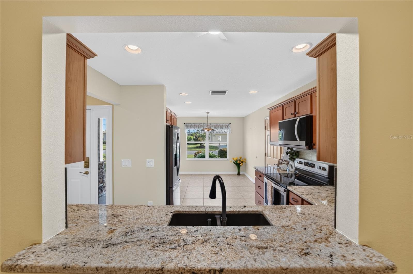 Pass through window to kitchen - 3552 WYNGATE PL, THE VILLAGES