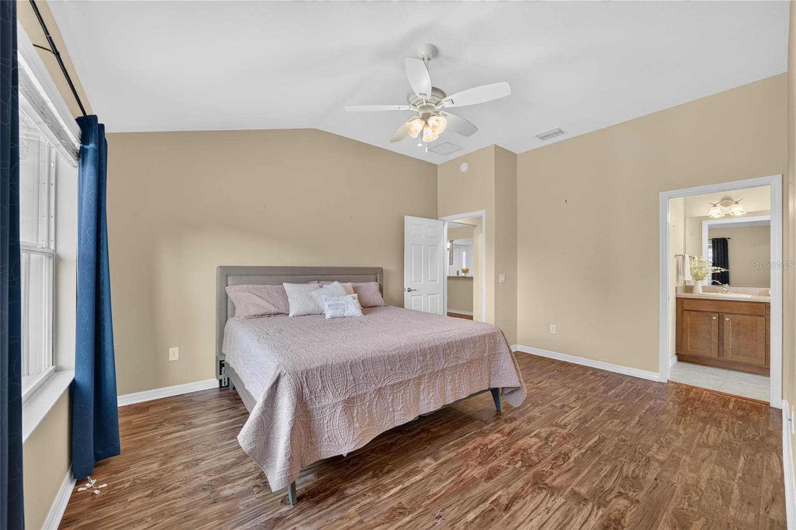Primary Bedroom with vaulted ceiling and en-suite bath - 3552 WYNGATE PL, THE VILLAGES