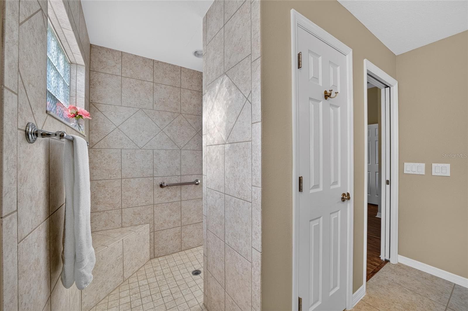 Walk-in tiled roman shower with corner bench seat - 3552 WYNGATE PL, THE VILLAGES