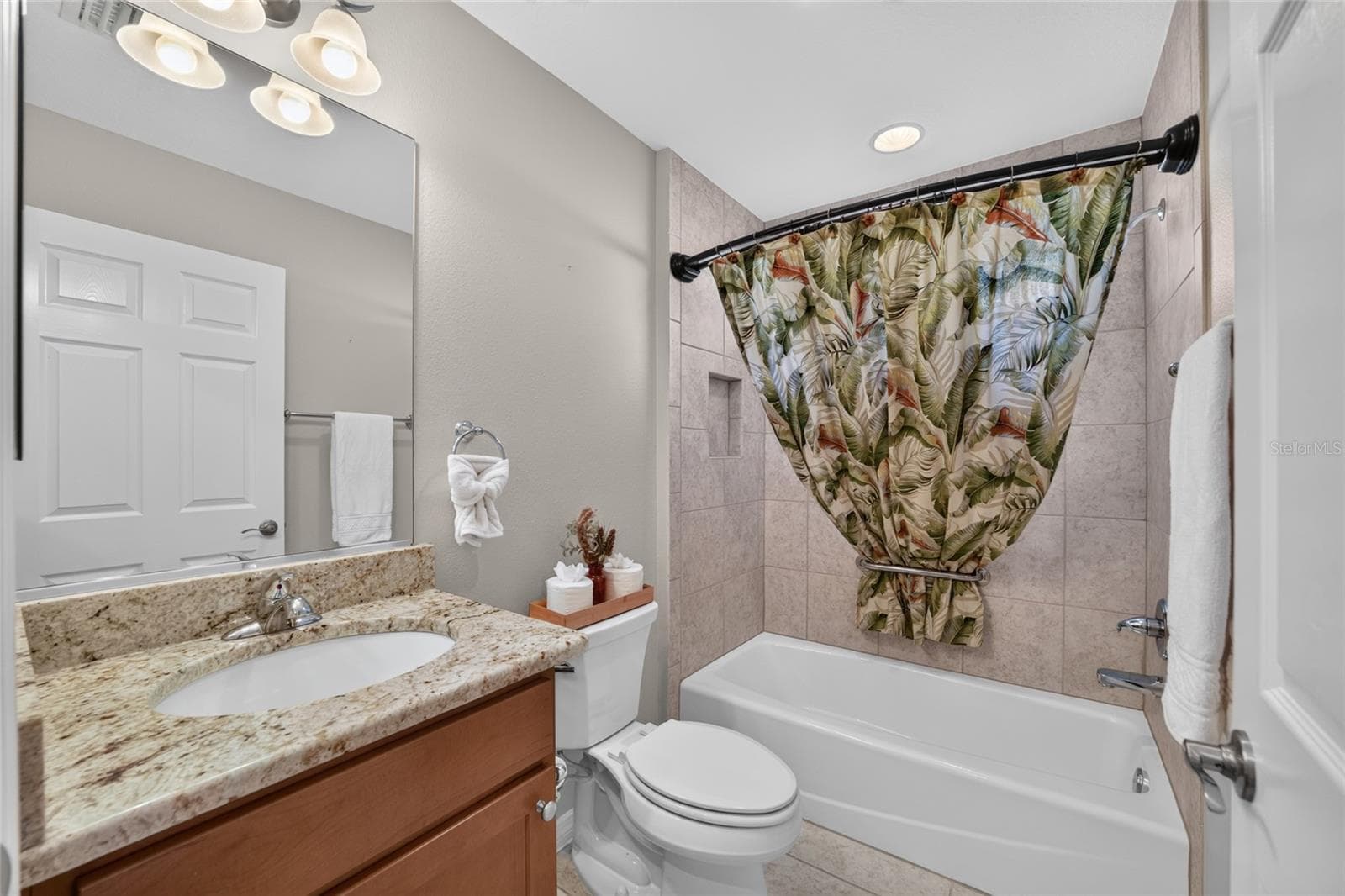 Bathroom 2 with Granite Topped Vanity - 3552 WYNGATE PL, THE VILLAGES