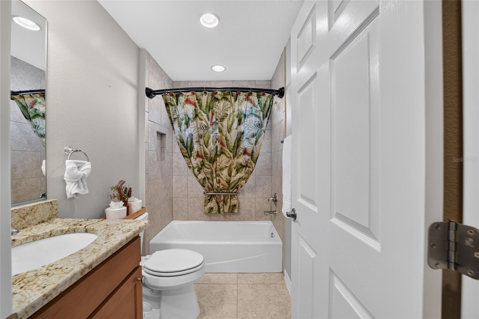 Tub/Shower with Transom Window, Commode - 3552 WYNGATE PL, THE VILLAGES
