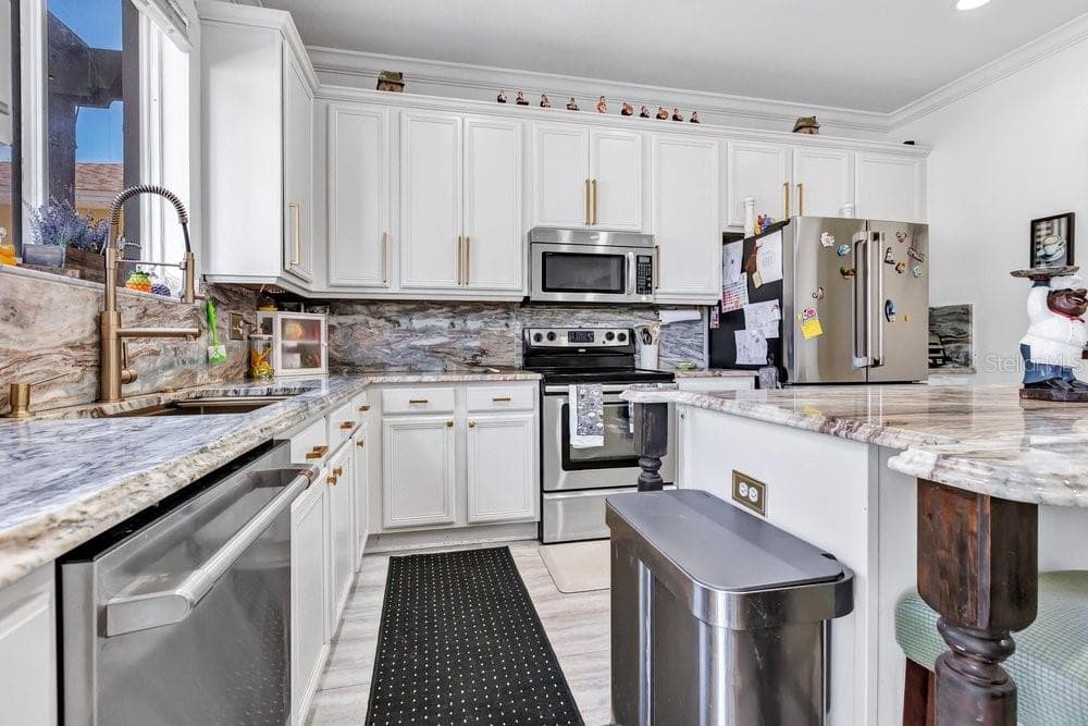Single Family Residence at MOSS LANDING PH 1, RIVERVIEW, photo 9 of 33