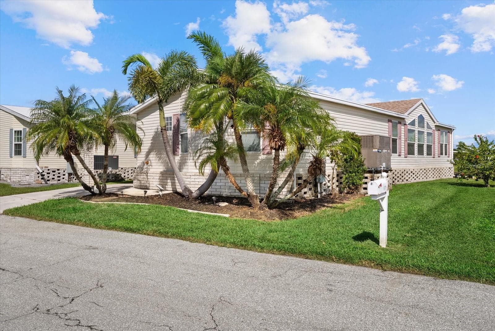 Manufactured Home at 636 BLACKBURN BLVD, NORTH PORT, photo 3 of 32
