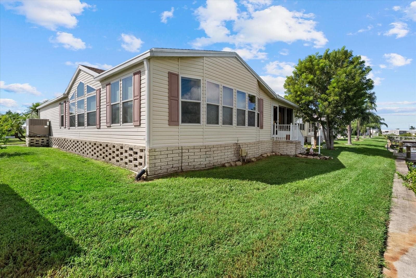Manufactured Home at 636 BLACKBURN BLVD, NORTH PORT, photo 7 of 32