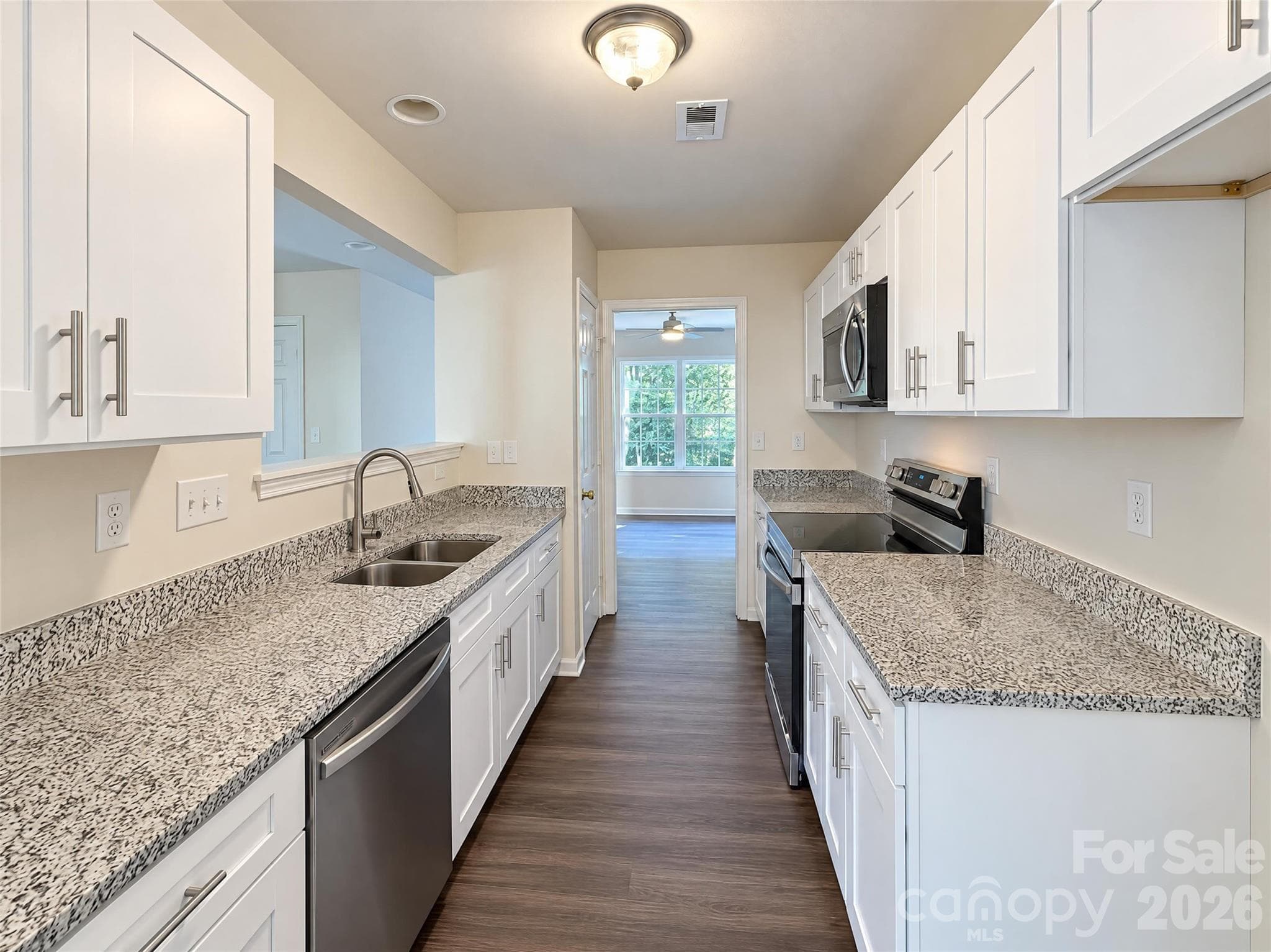 Single Family Residence at 8603 Berrybrook Lane, Charlotte, photo 2 of 17