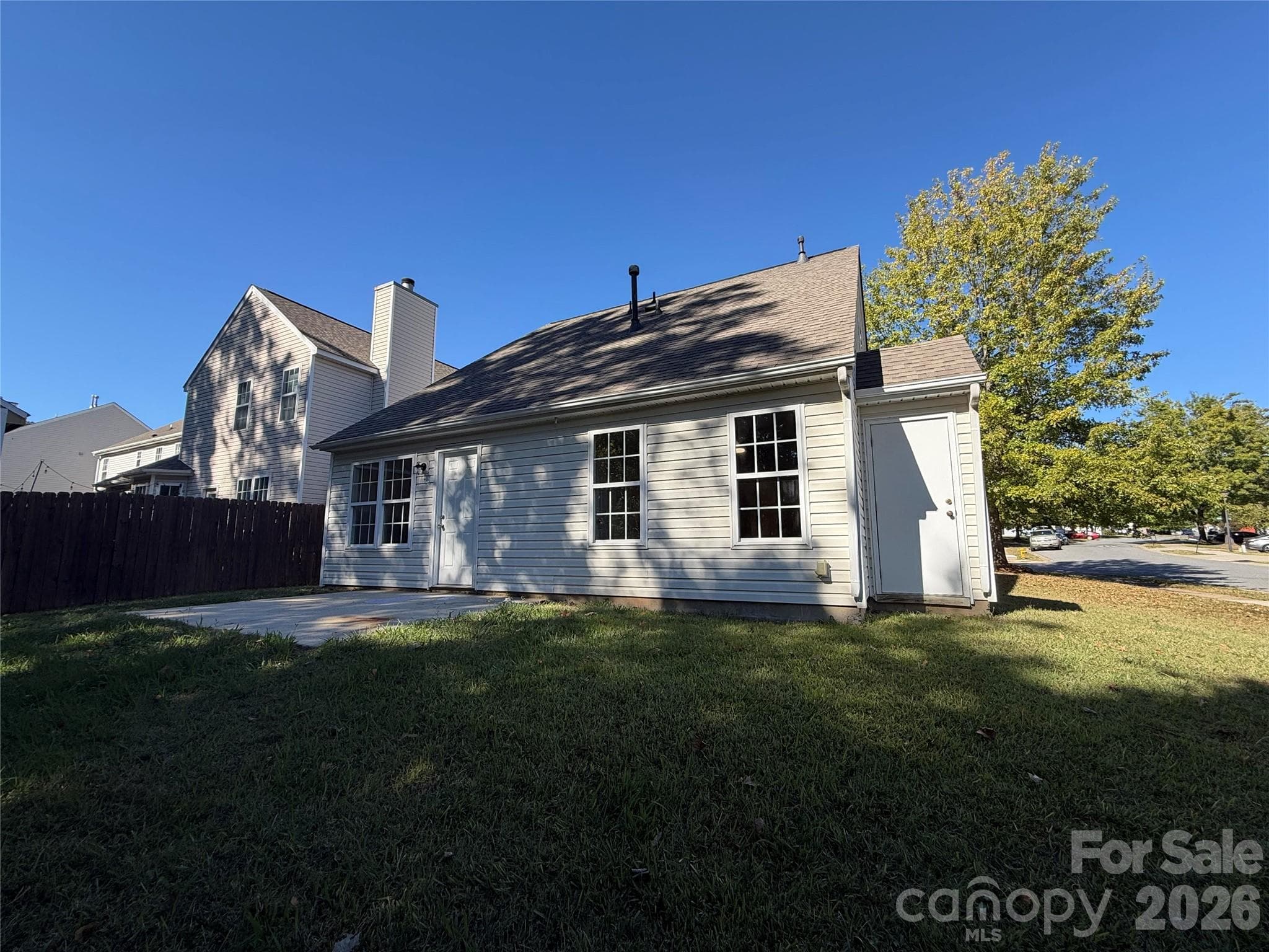 Single Family Residence at 8603 Berrybrook Lane, Charlotte, photo 5 of 17