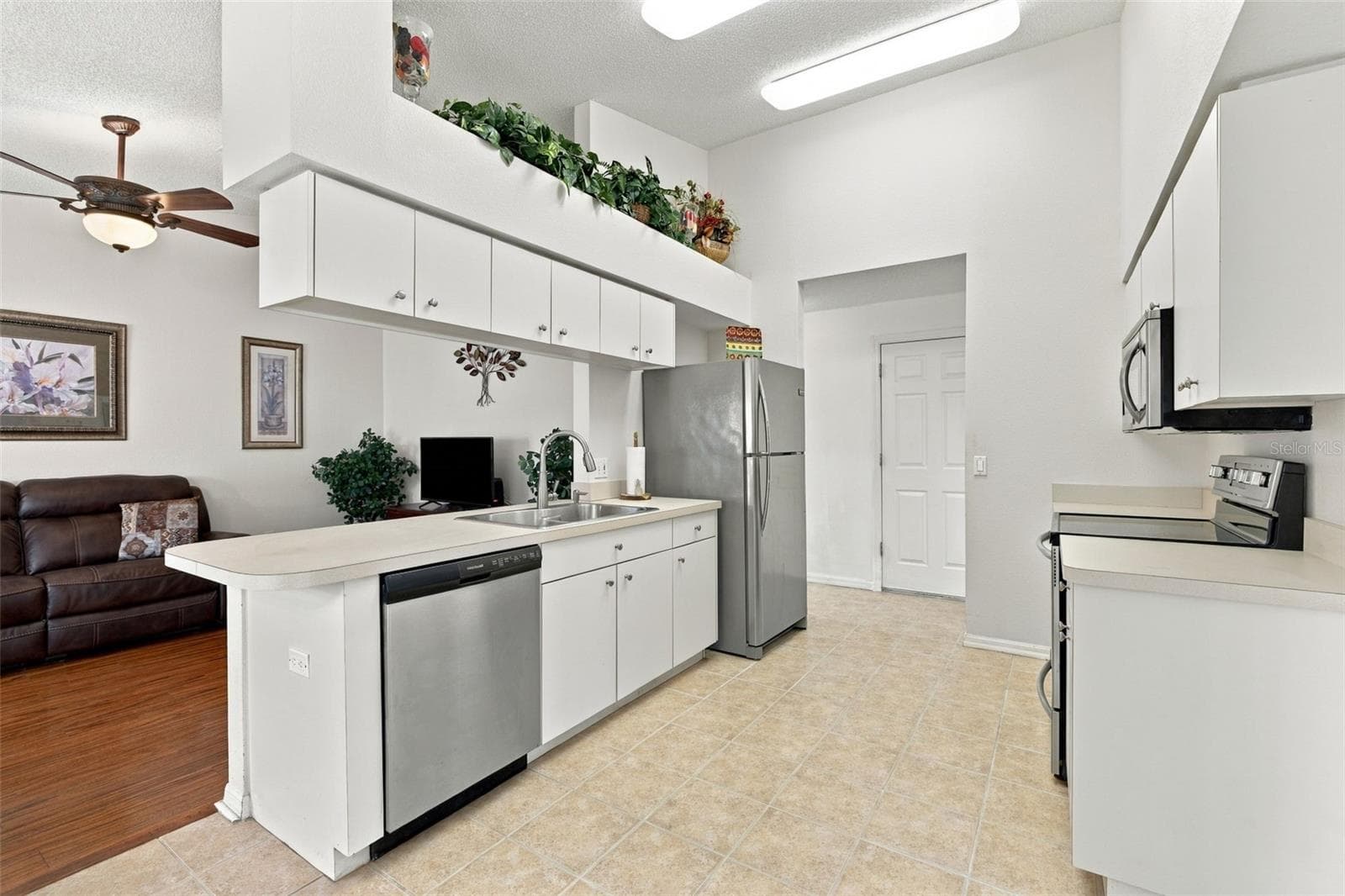 Bright kitchen adjacent to the family room. - 1149 WOLFORD DR, NEW PORT RICHEY