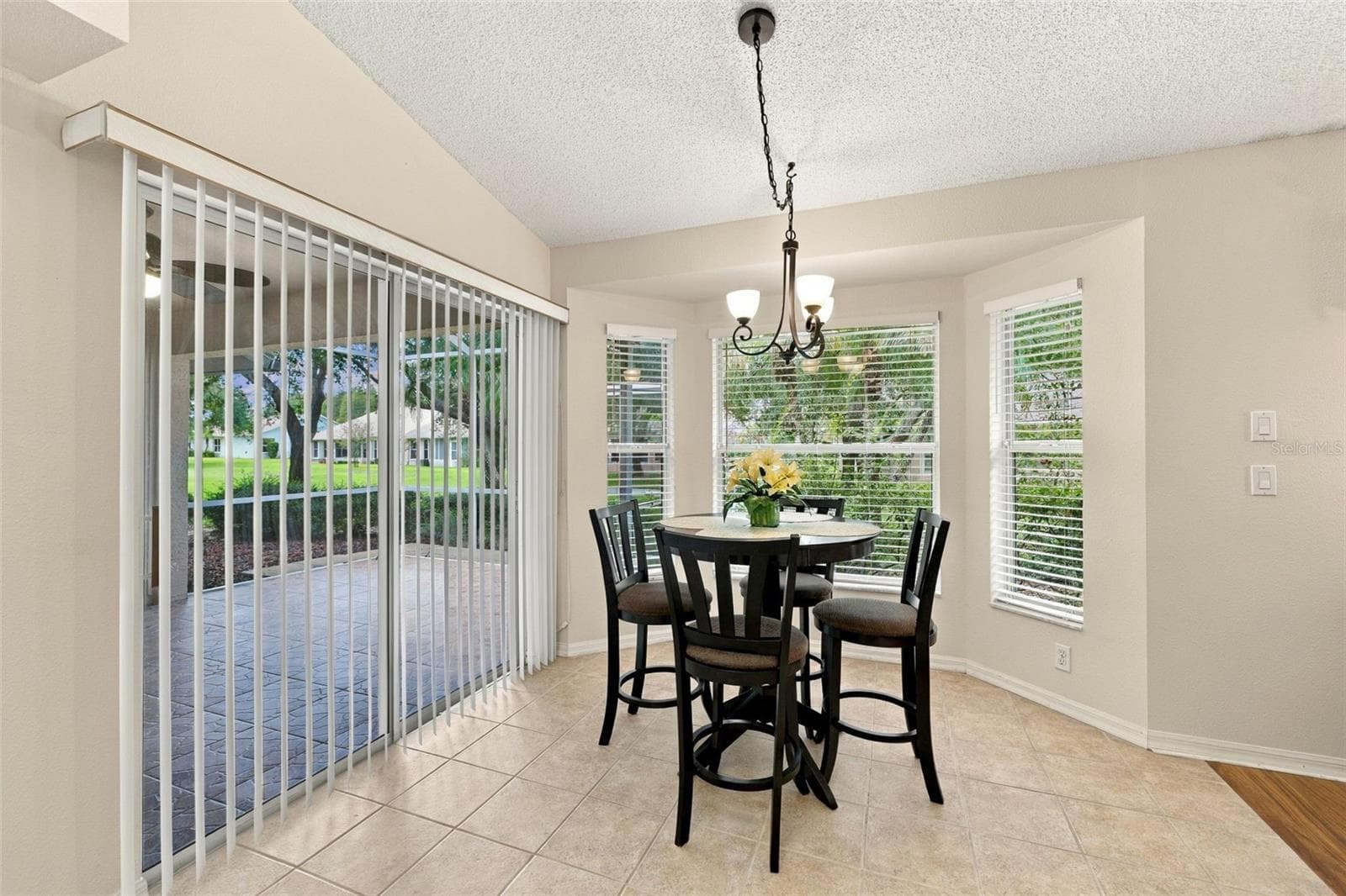 Eat in nook with bay window and a sliding door out to the screened-in lanai - 1149 WOLFORD DR, NEW PORT RICHEY