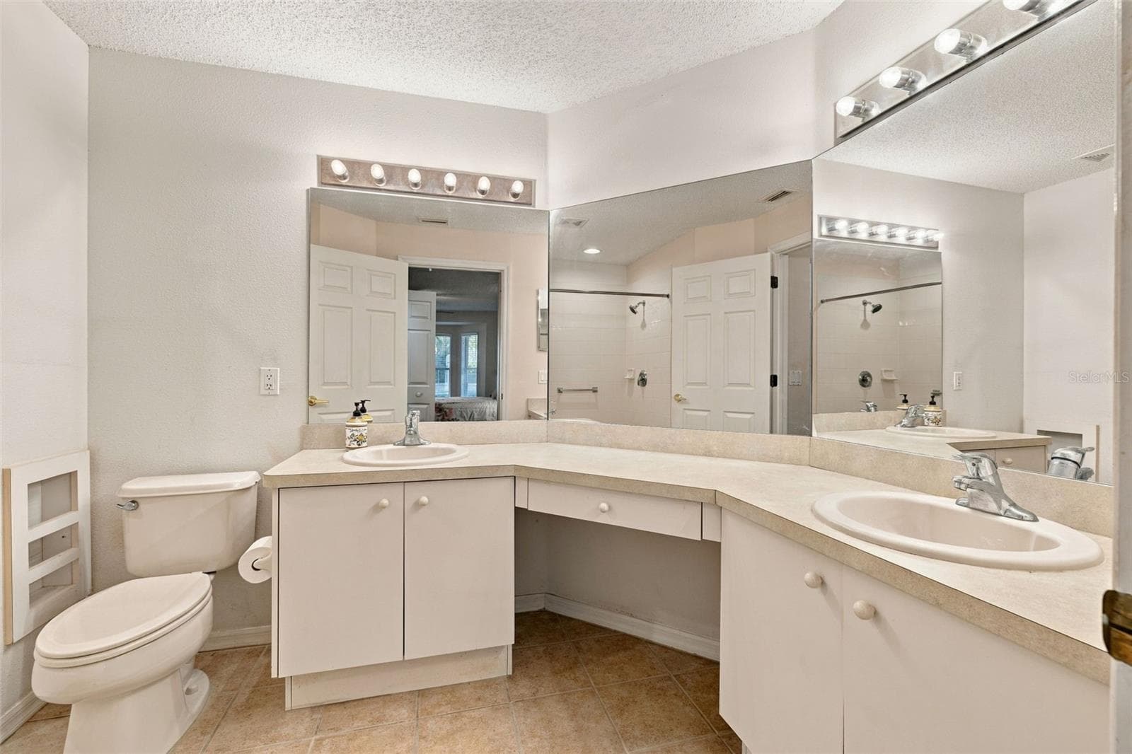 Primary en-suite bathroom with dual sinks - 1149 WOLFORD DR, NEW PORT RICHEY