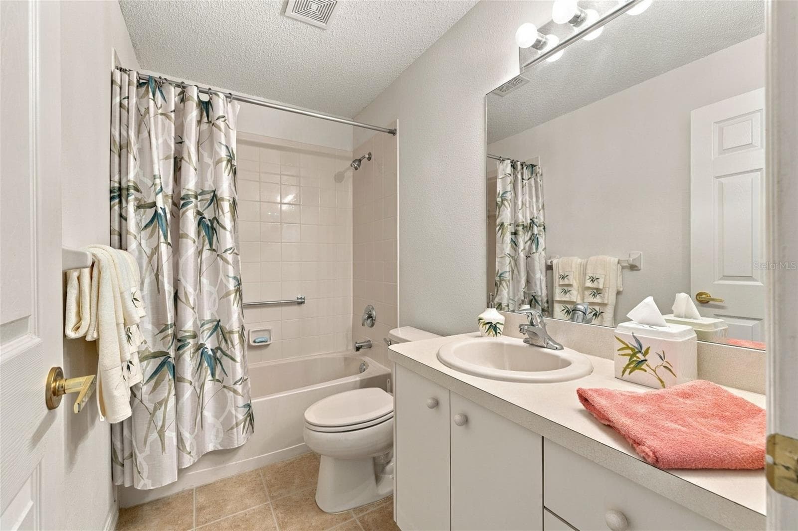 Secondary full bathroom with shower/tub combo - 1149 WOLFORD DR, NEW PORT RICHEY