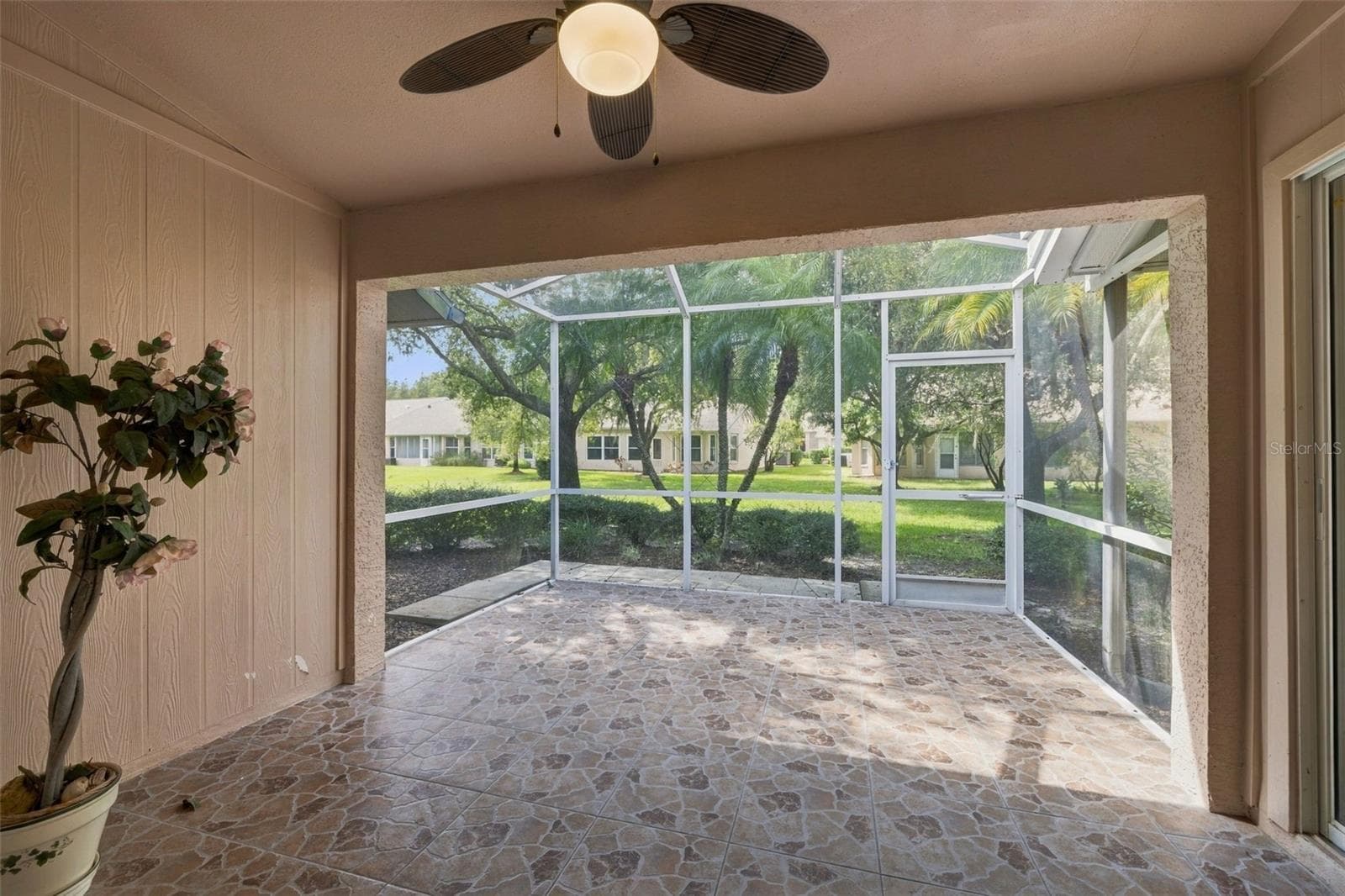 Tiled and screened-in lanai, accessed through the dining room or kitchen area - 1149 WOLFORD DR, NEW PORT RICHEY