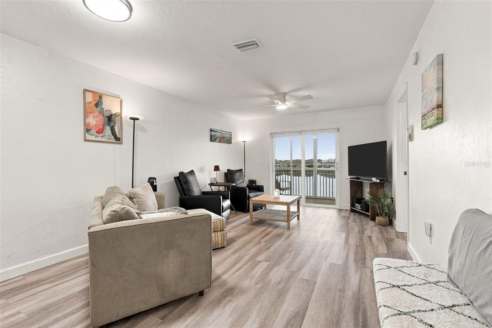Bright and Airy Living Space - 12538 SW KINGSWAY CIR #1008, LAKE SUZY