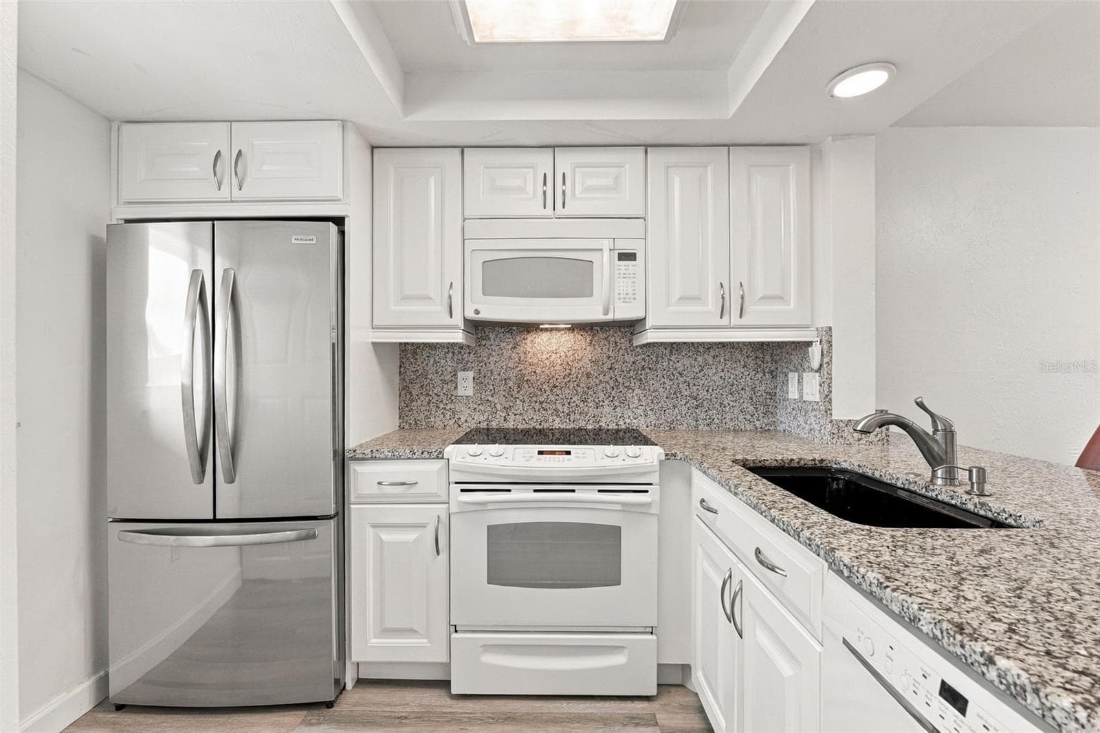 Beautifully Updated Kitchen with Stainless Steel Appliances - 12538 SW KINGSWAY CIR #1008, LAKE SUZY