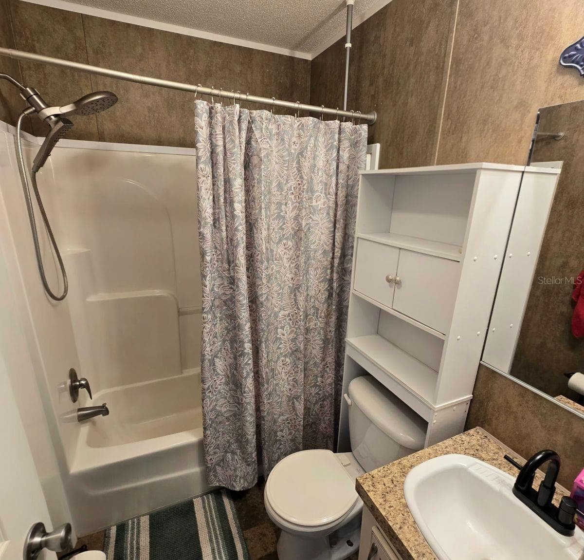 2nd Bathroom tub/shower - 9837 SE 160TH LN, SUMMERFIELD