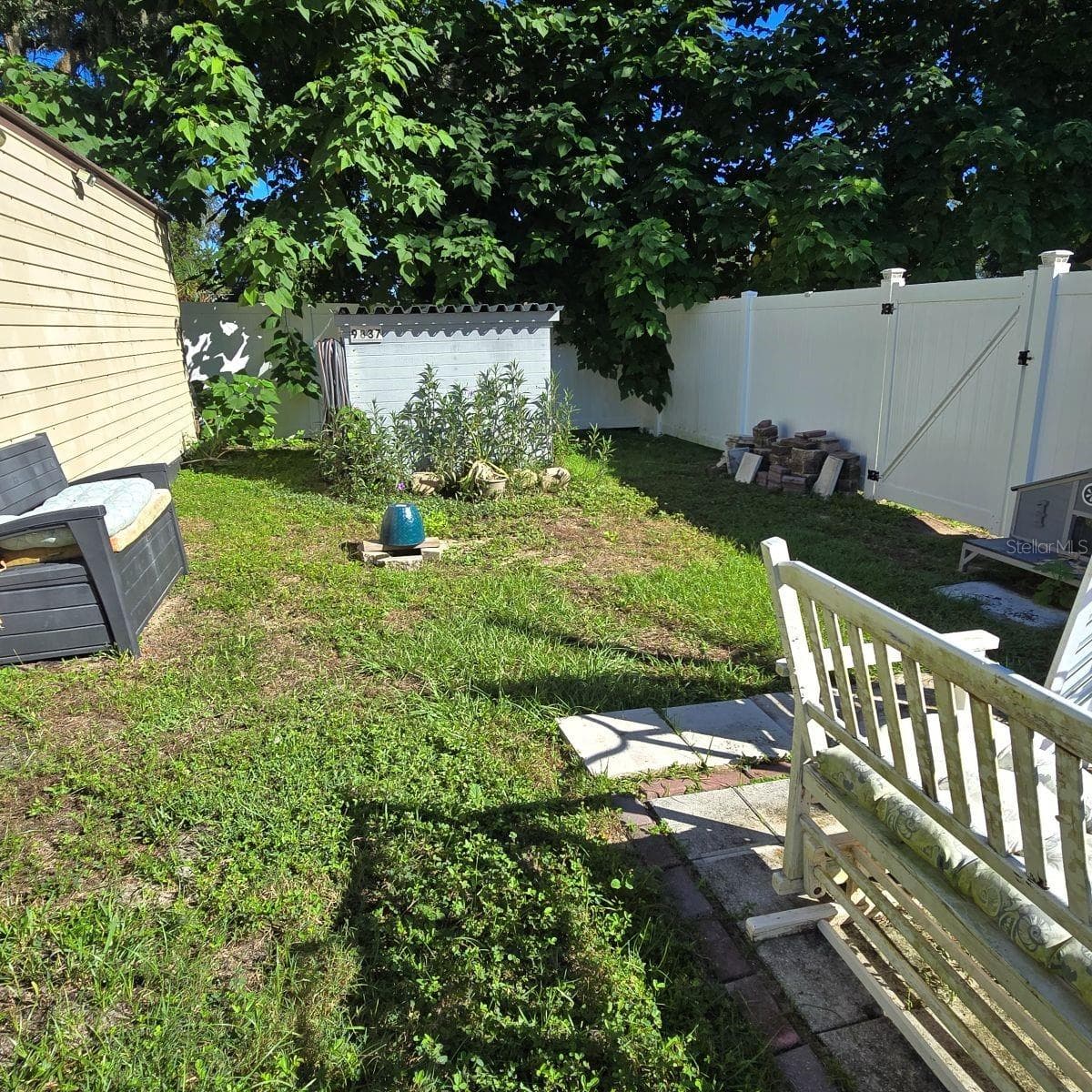 Back right side of property - 9837 SE 160TH LN, SUMMERFIELD