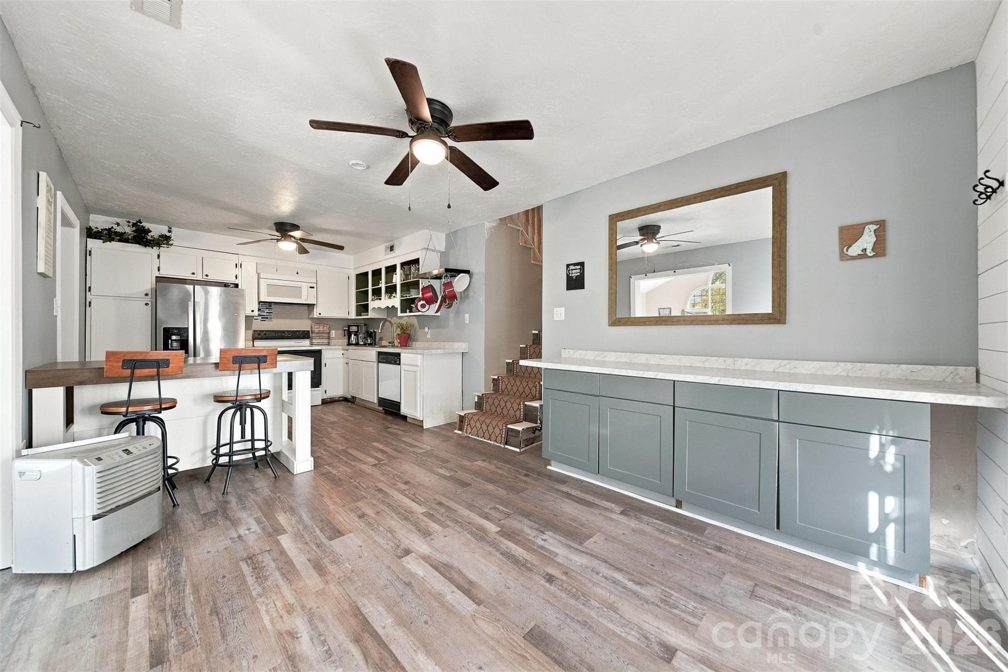 Guest House Kitchen - 183 Falls Avenue, Granite Falls