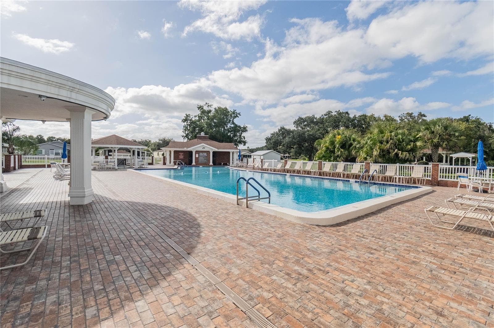community pool - 4912 DAWNVIEW LN, LAKELAND