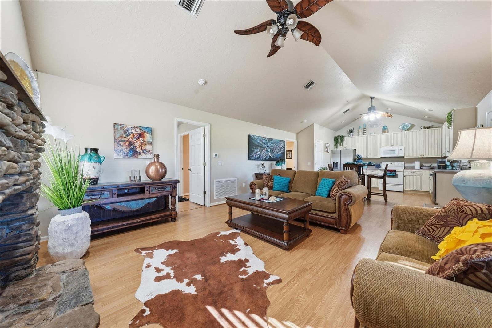 Ranch house living room - 15211 VINOLA PL, MONTVERDE
