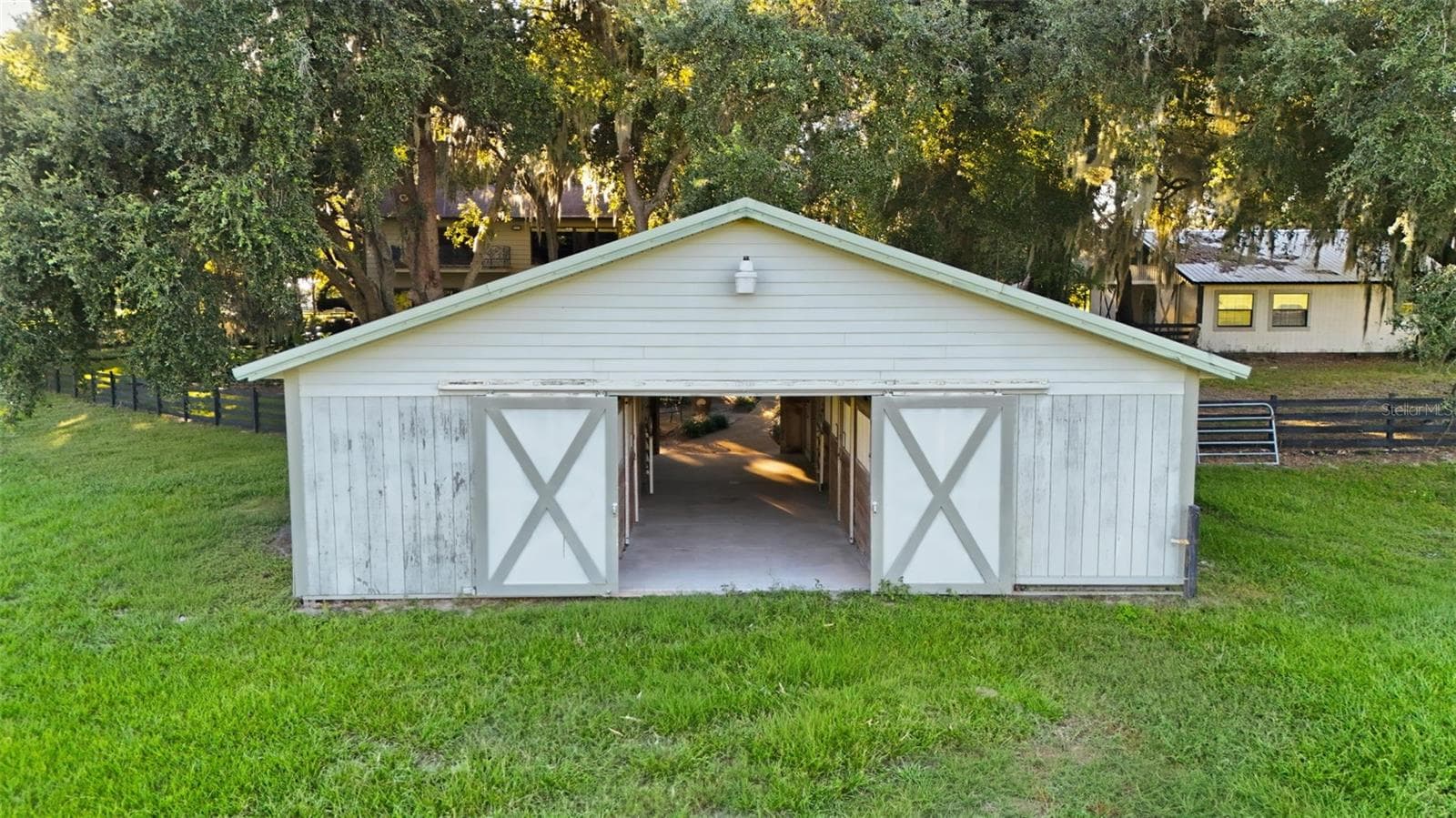 horse barn - 15211 VINOLA PL, MONTVERDE