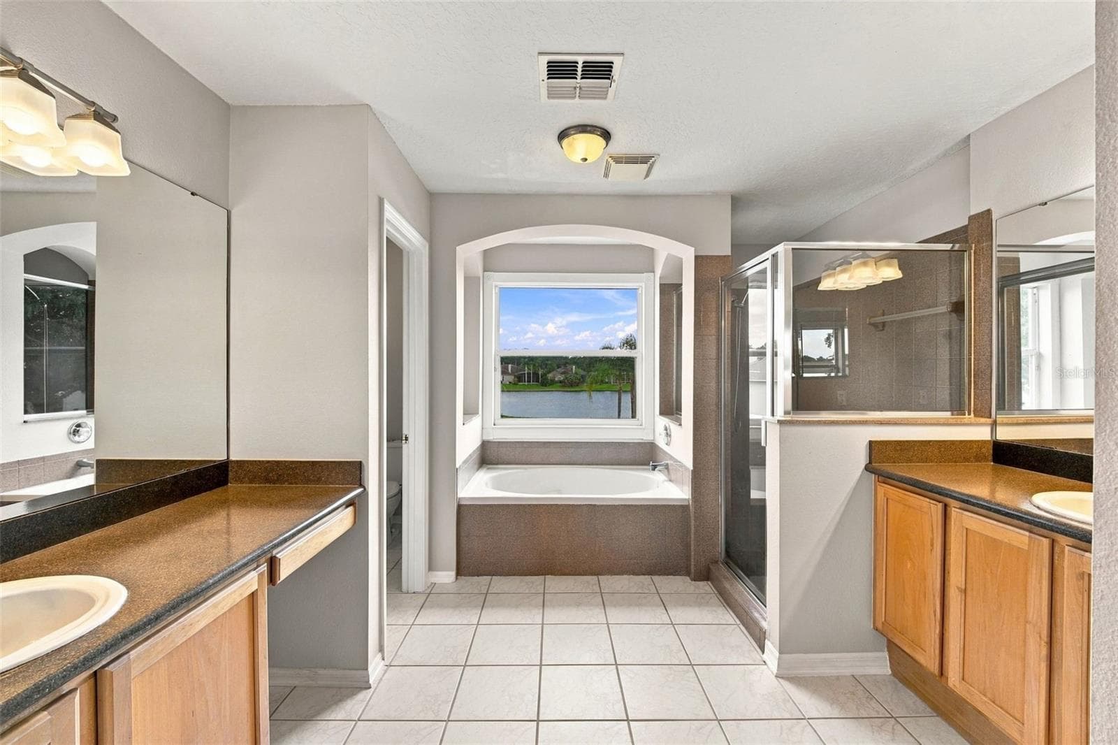 Dual Vanities - 14201 LAKE UNDERHILL RD, ORLANDO