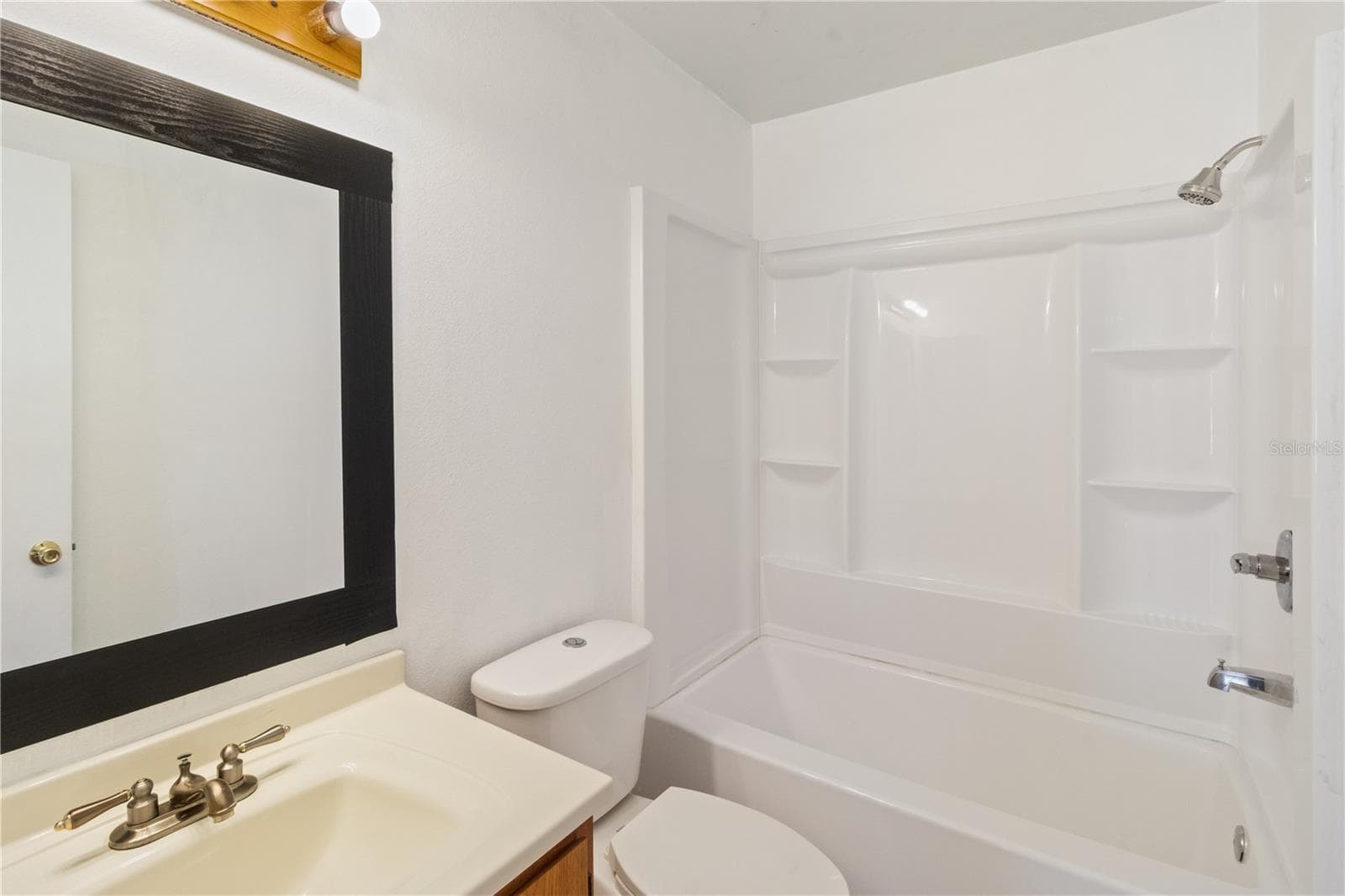 Hall Bath - 2957 GIMLET DR, DELTONA