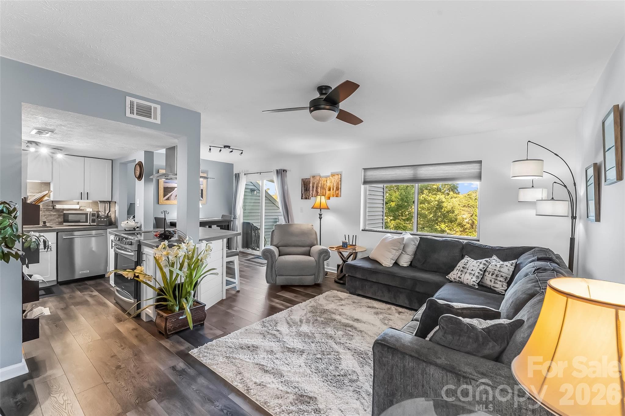 Condominium at 1050 21st Avenue, Hickory, photo 4 of 24