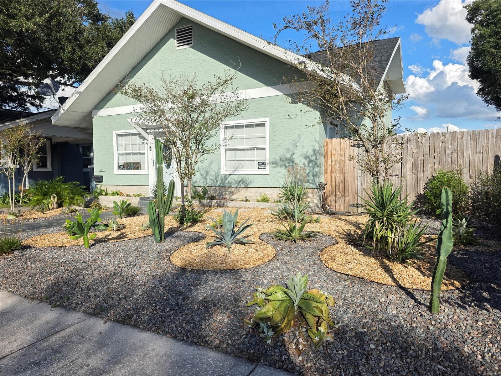 Duplex at 118 S WATERLOO AVE, LAKELAND, photo 2 of 33