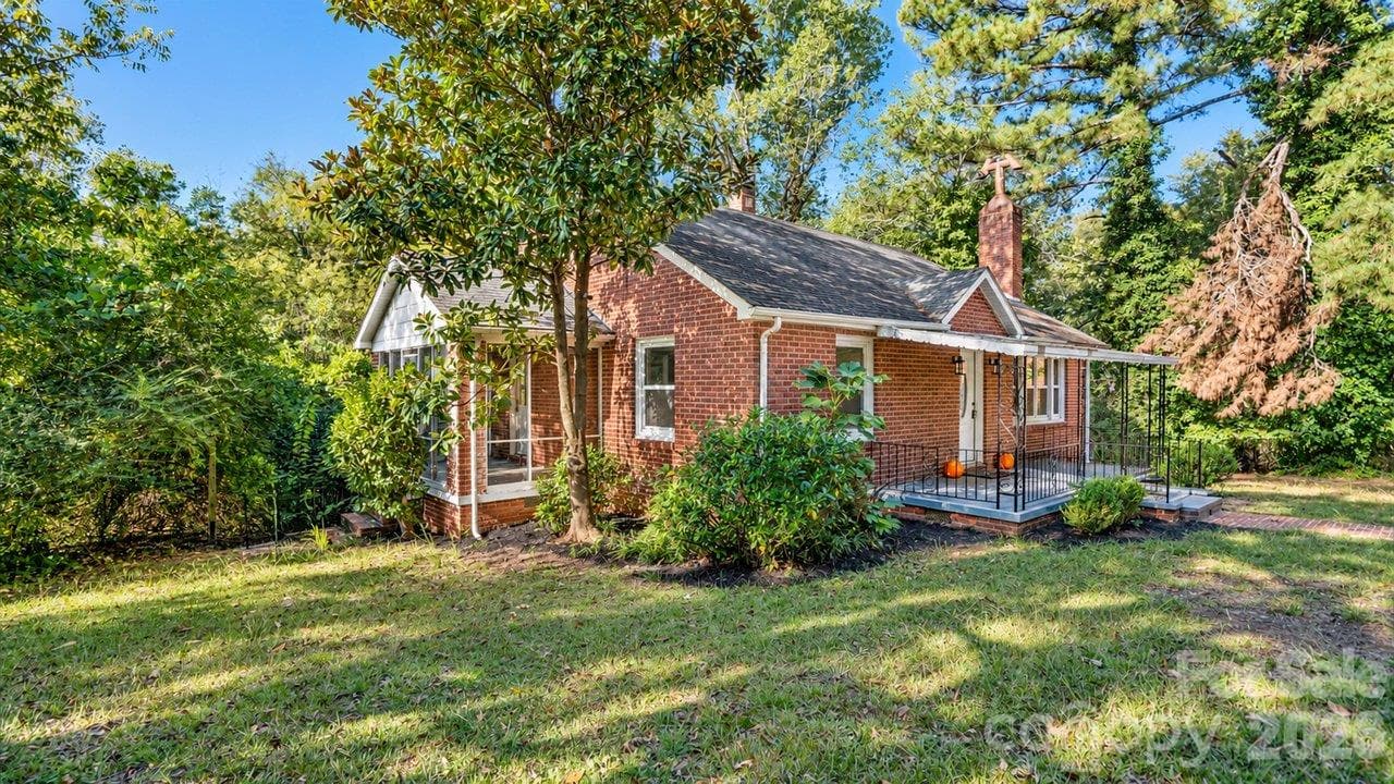 Screened Side Porch - 205 Sunrise Avenue, Mount Gilead