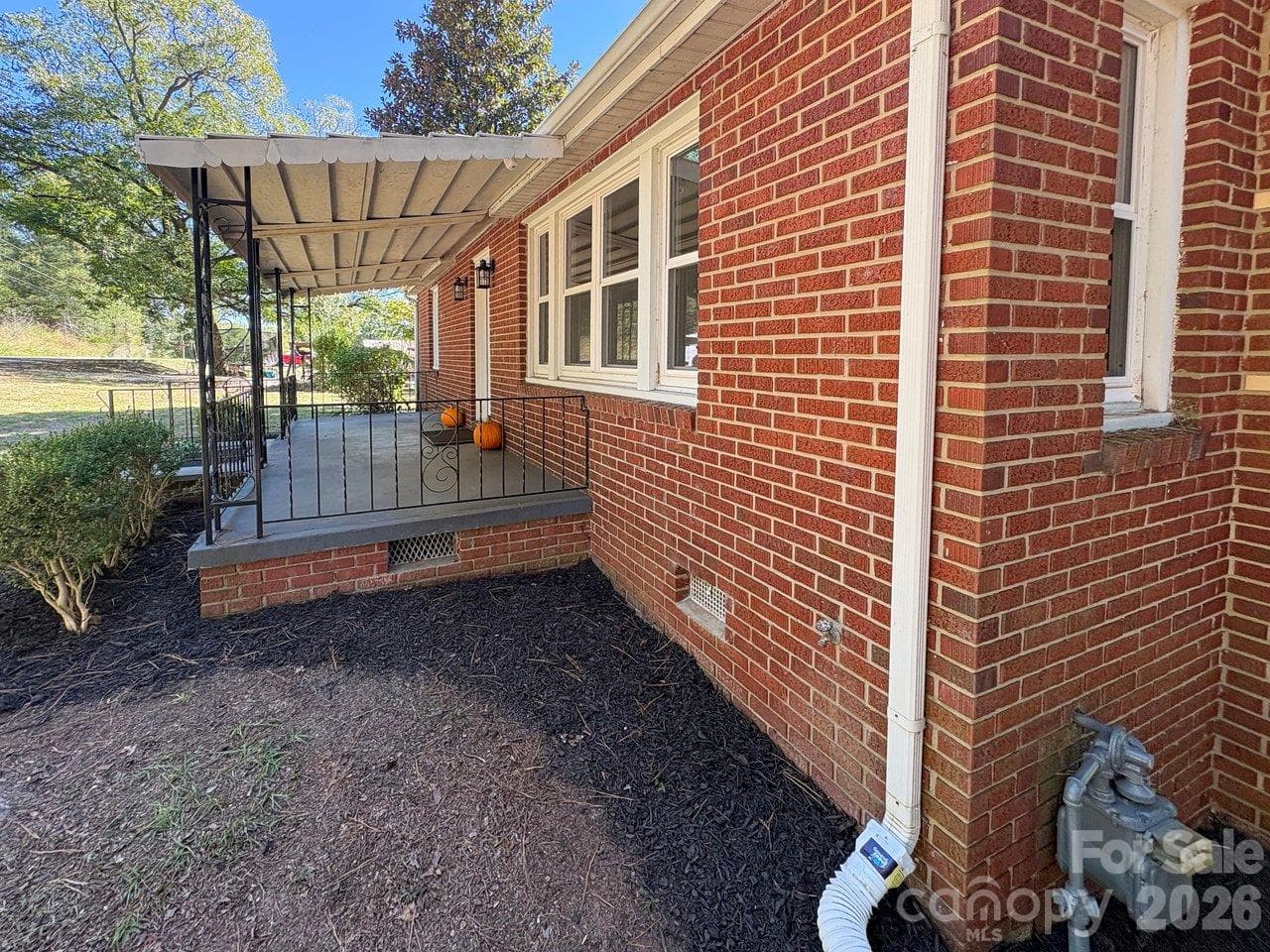 Rocking Chair Covered Front Porch - 205 Sunrise Avenue, Mount Gilead
