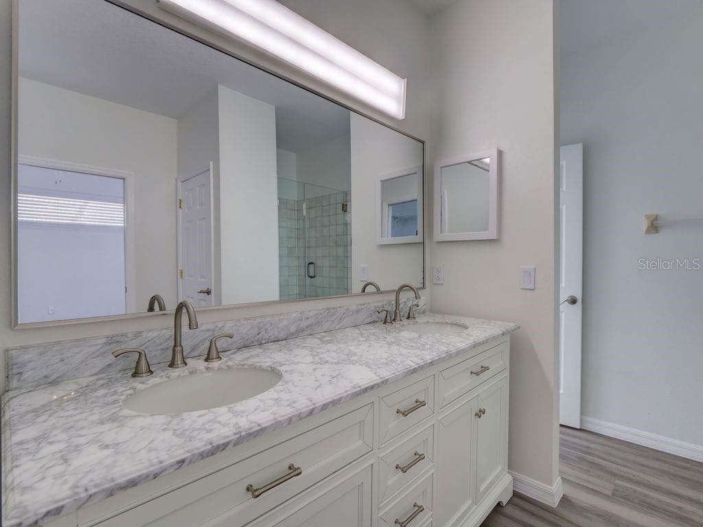 Master bathroom with double sink - 9013 HEATHLAND CT, MOUNT DORA