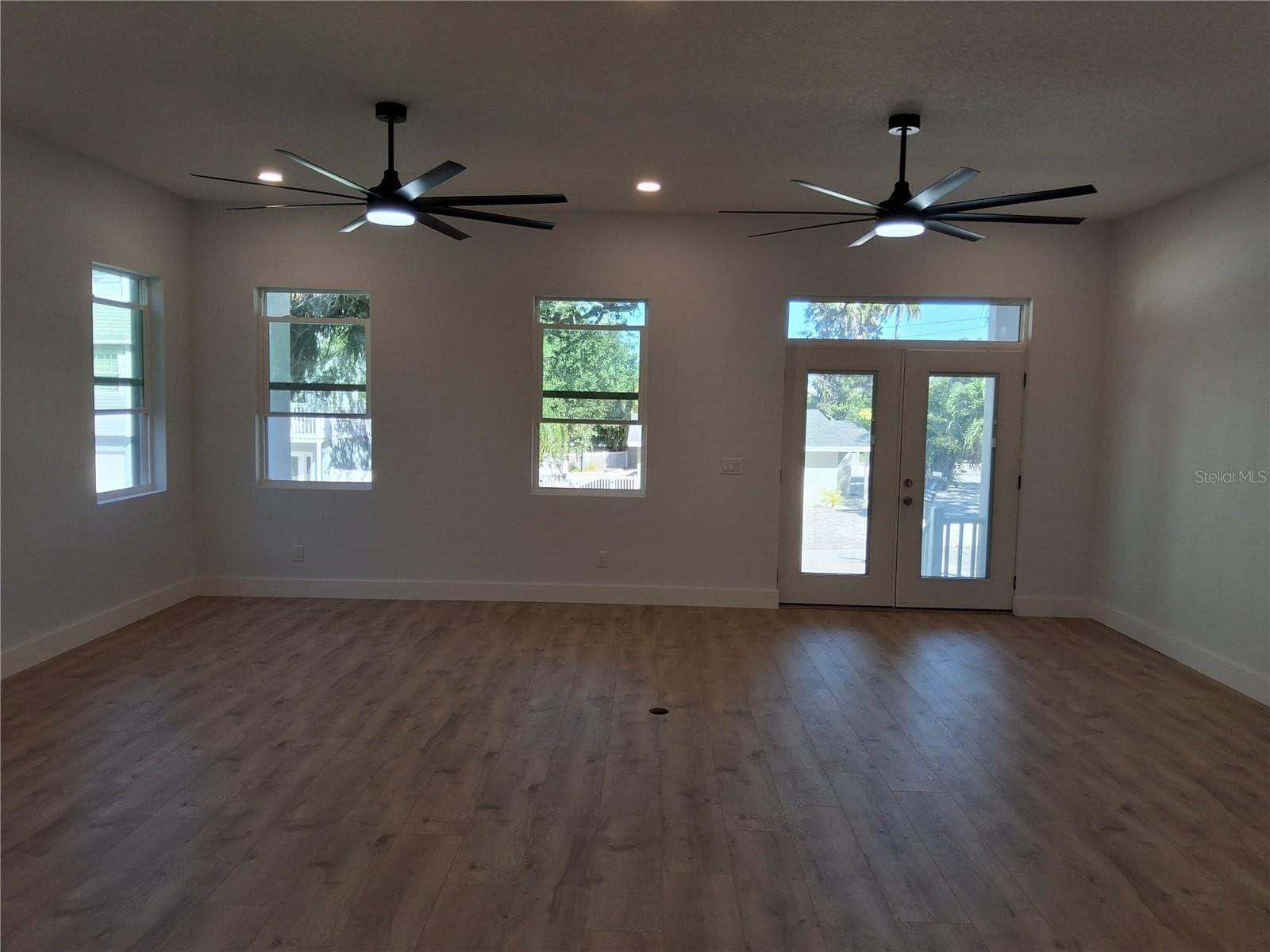 Living room - 383 GEORGIA AVE, CRYSTAL BEACH