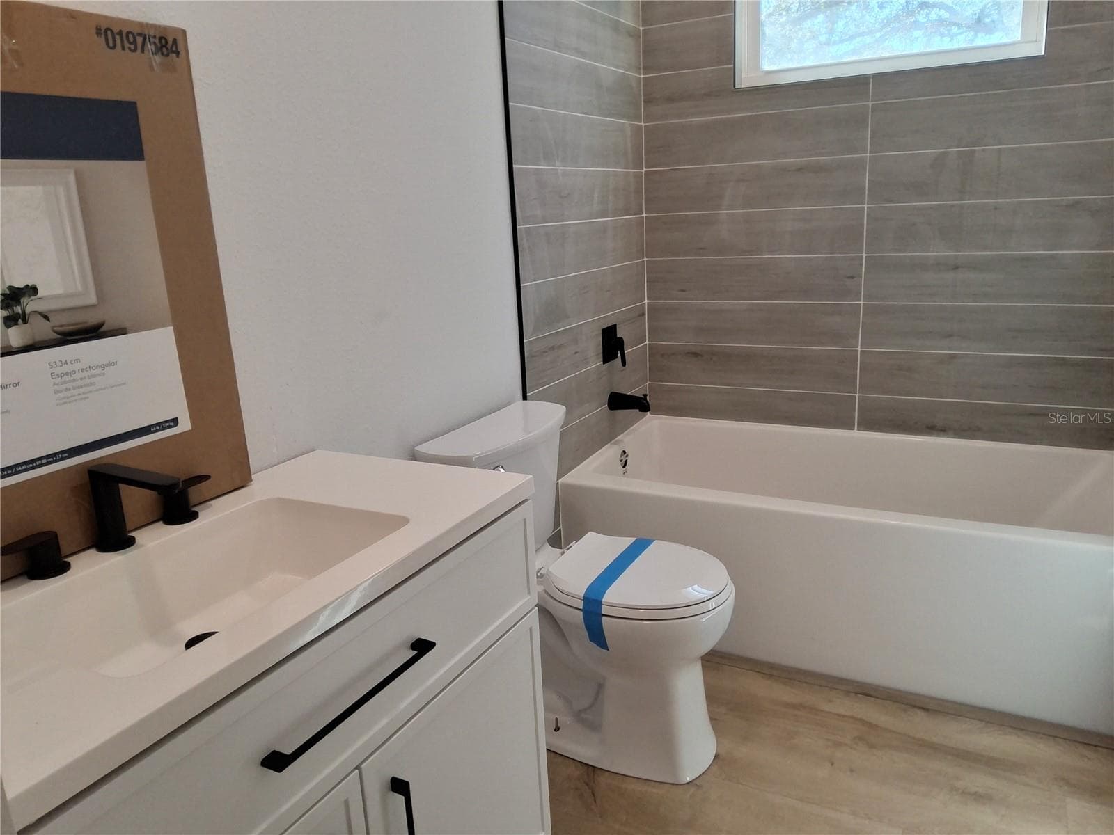 2nd floor hall bath - 383 GEORGIA AVE, CRYSTAL BEACH